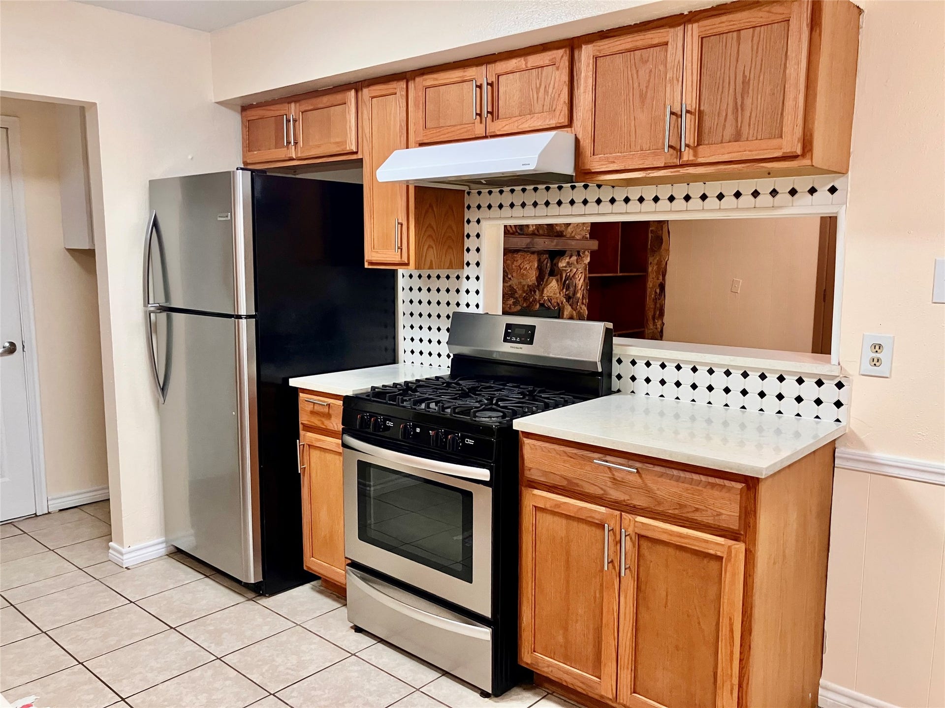 2301 Williams Drive, La Marque, TX 77568 Stove and refrigerator stay