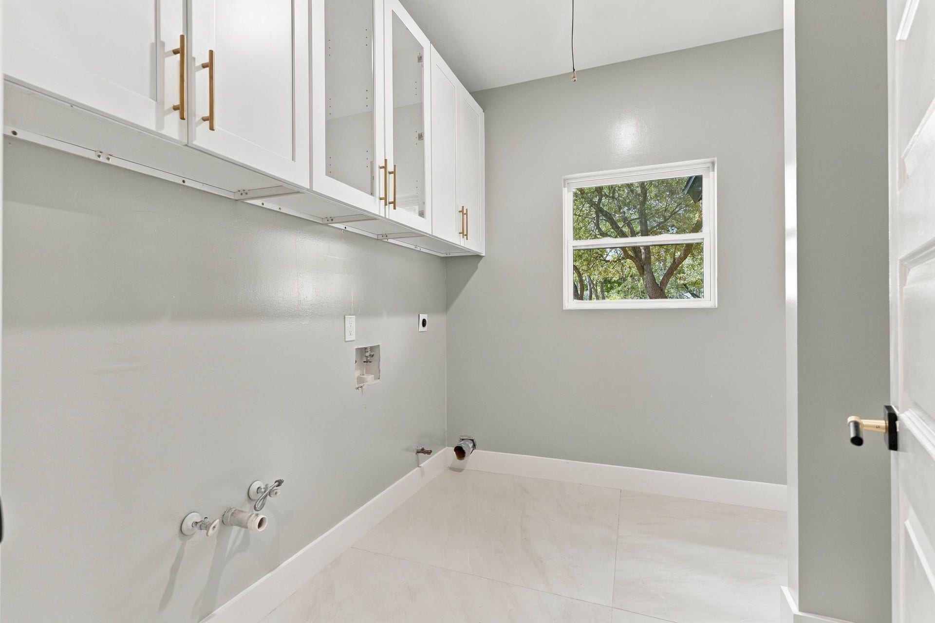 3 Rain Fern Court, The Woodlands, TX 77380 Spacious utility room with natural light