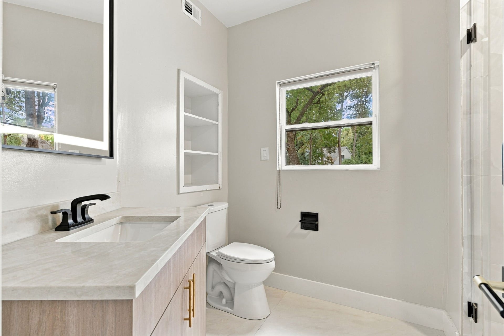 3 Rain Fern Court, The Woodlands, TX 77380 1st level full bath