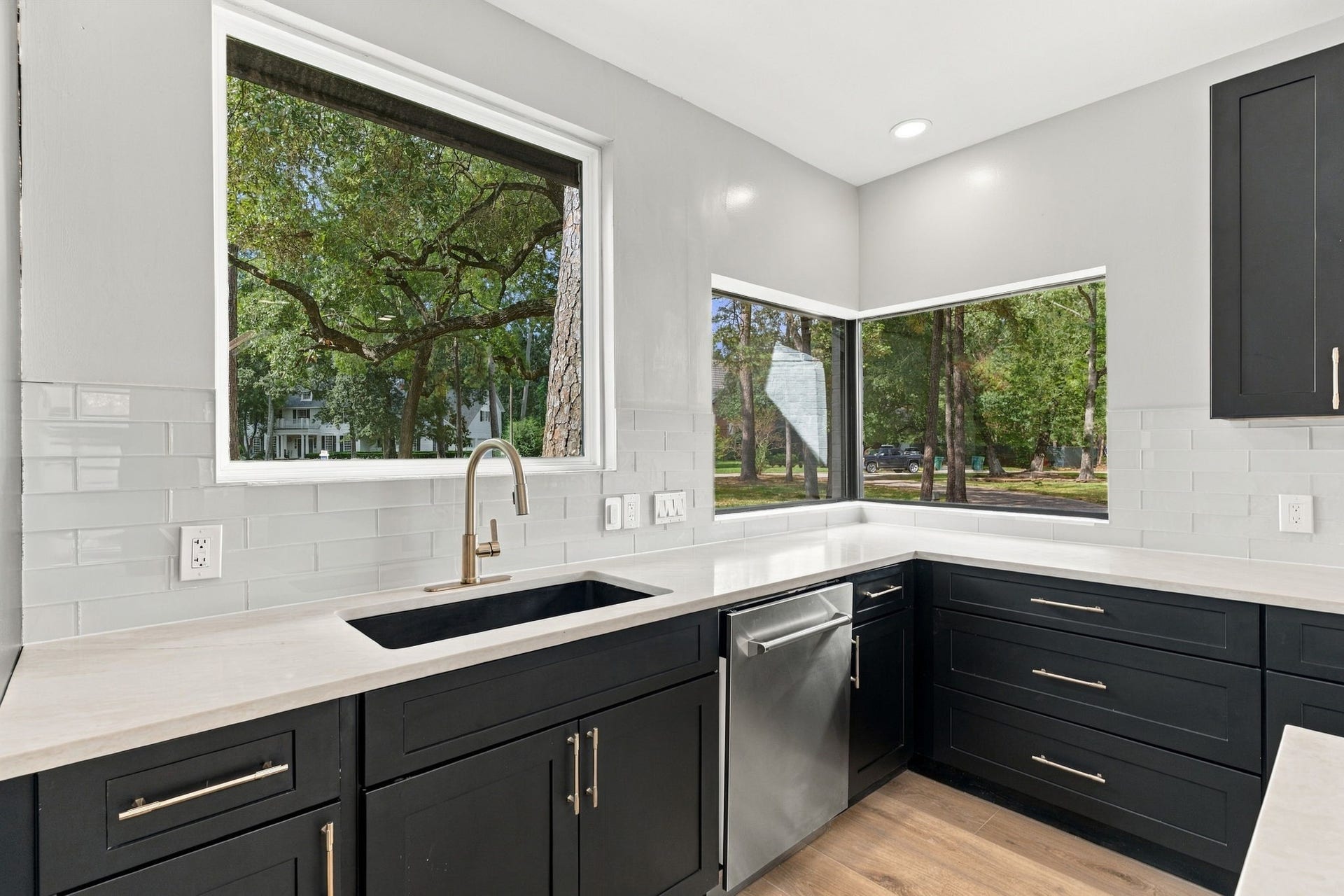 3 Rain Fern Court, The Woodlands, TX 77380 Naturally lit kitchen space