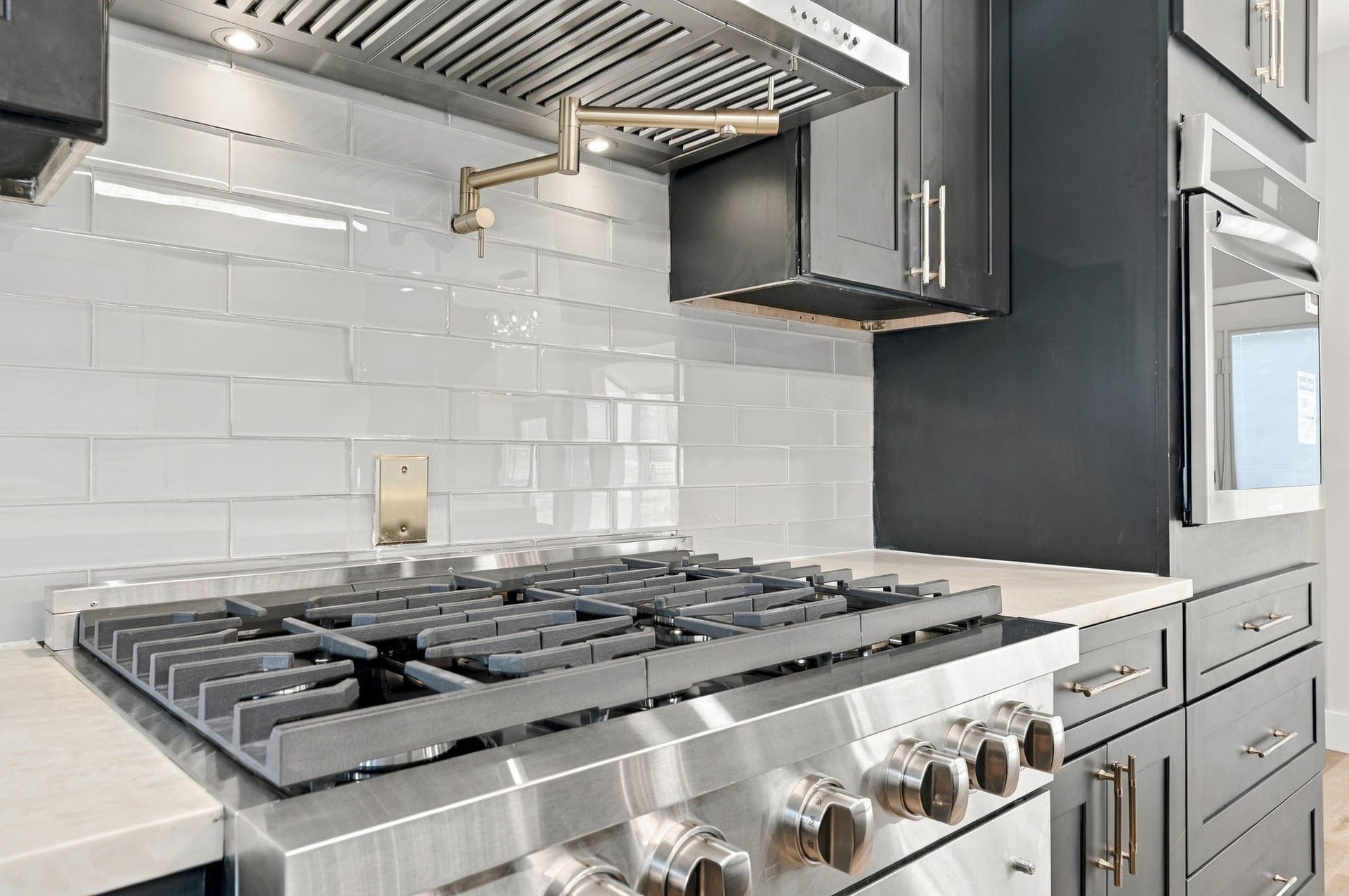 3 Rain Fern Court, The Woodlands, TX 77380 Updated kitchen appliances
