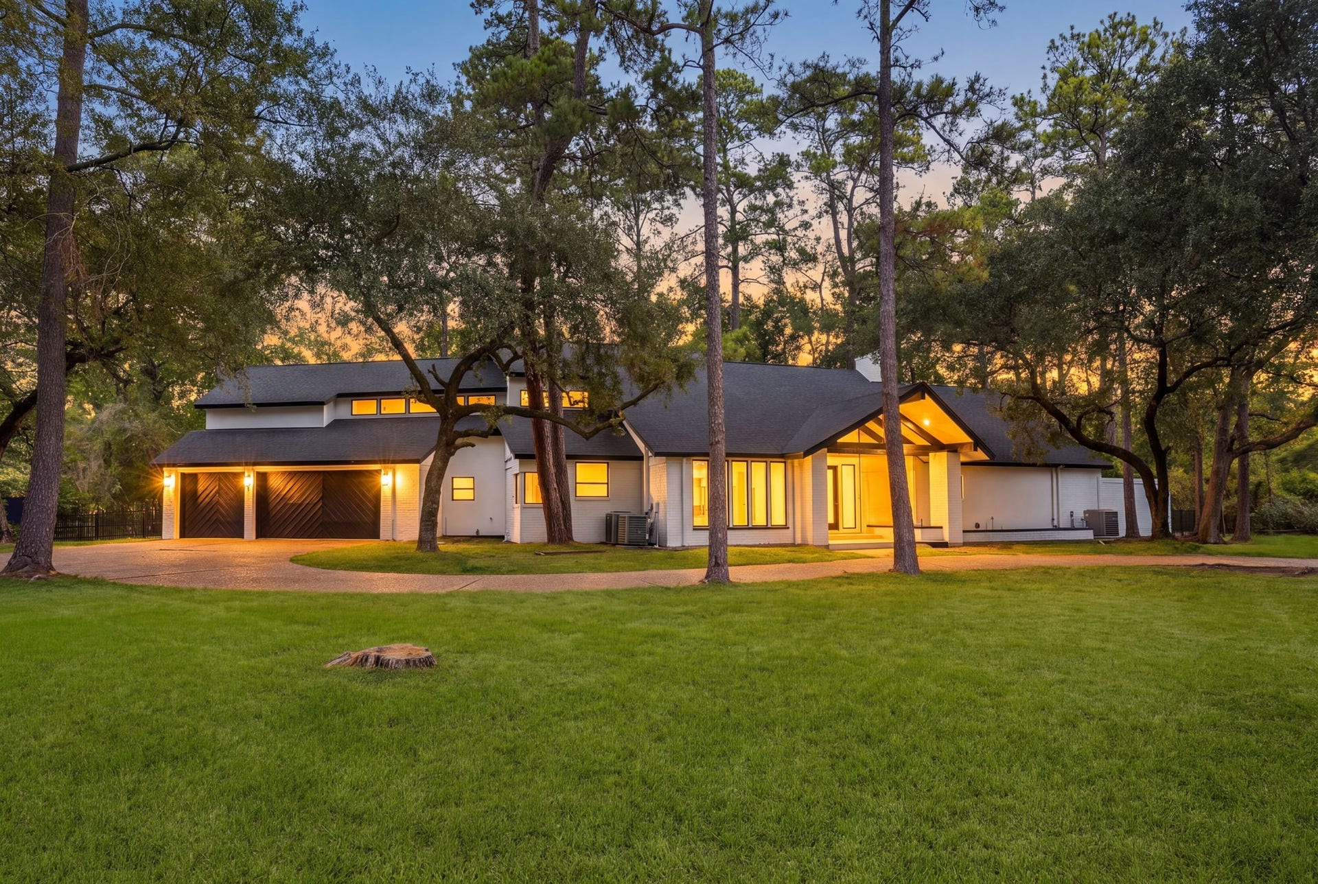 3 Rain Fern Court, The Woodlands, TX 77380 This beautiful residence showcases excellent curb appeal.