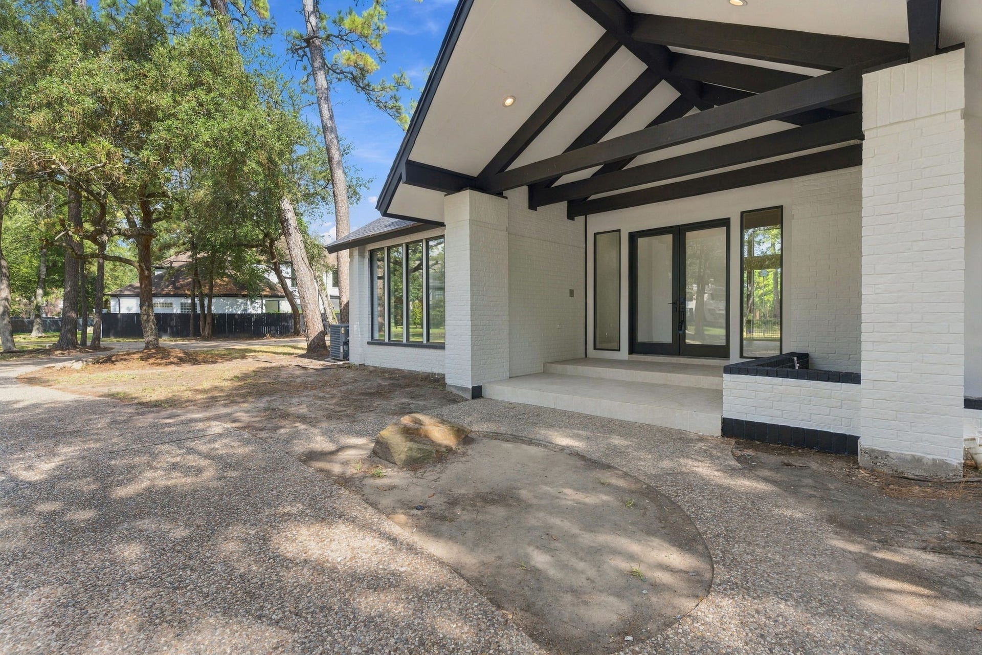 3 Rain Fern Court, The Woodlands, TX 77380 A bright entryway with modern detail.