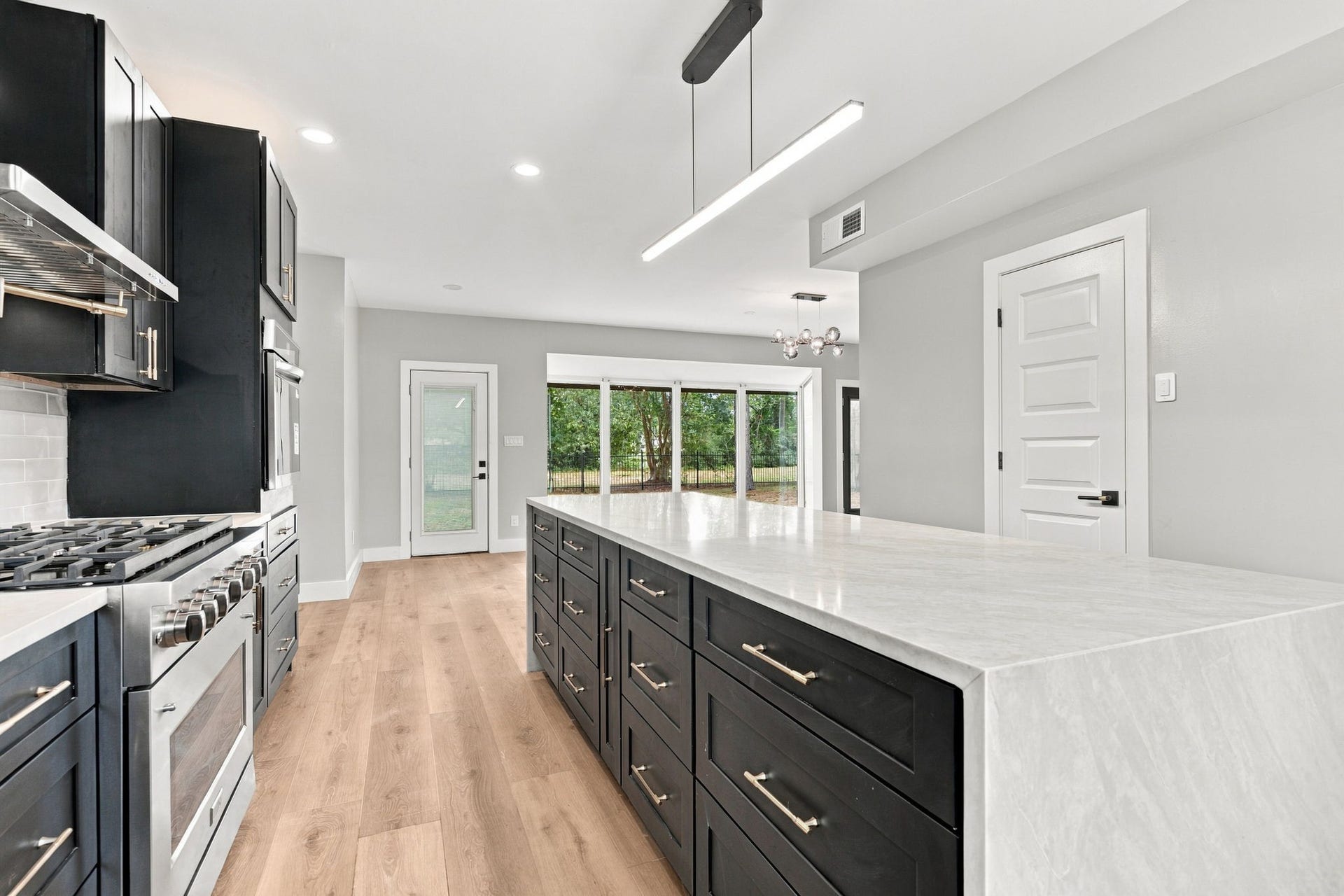 3 Rain Fern Court, The Woodlands, TX 77380 Extended kitchen island for meal preparation or kitchen conversation