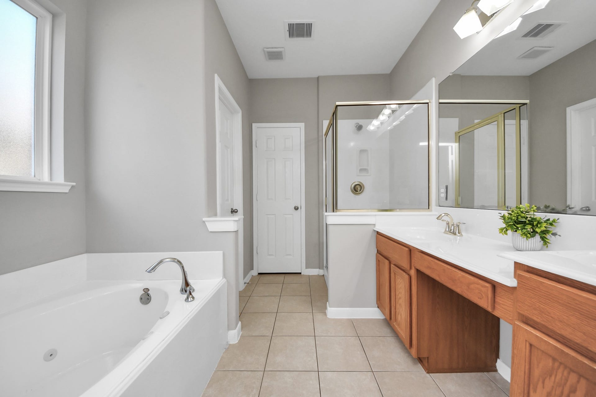 6114 Hollydale Ridge Lane, Katy, TX 77494 Spacious primary closet