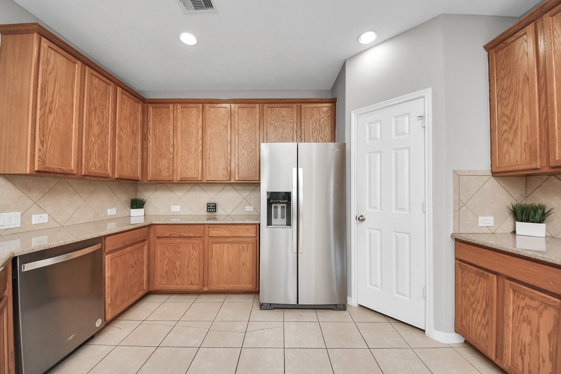 6114 Hollydale Ridge Lane, Katy, TX 77494 Stainless steel refrigerator conveys with the home