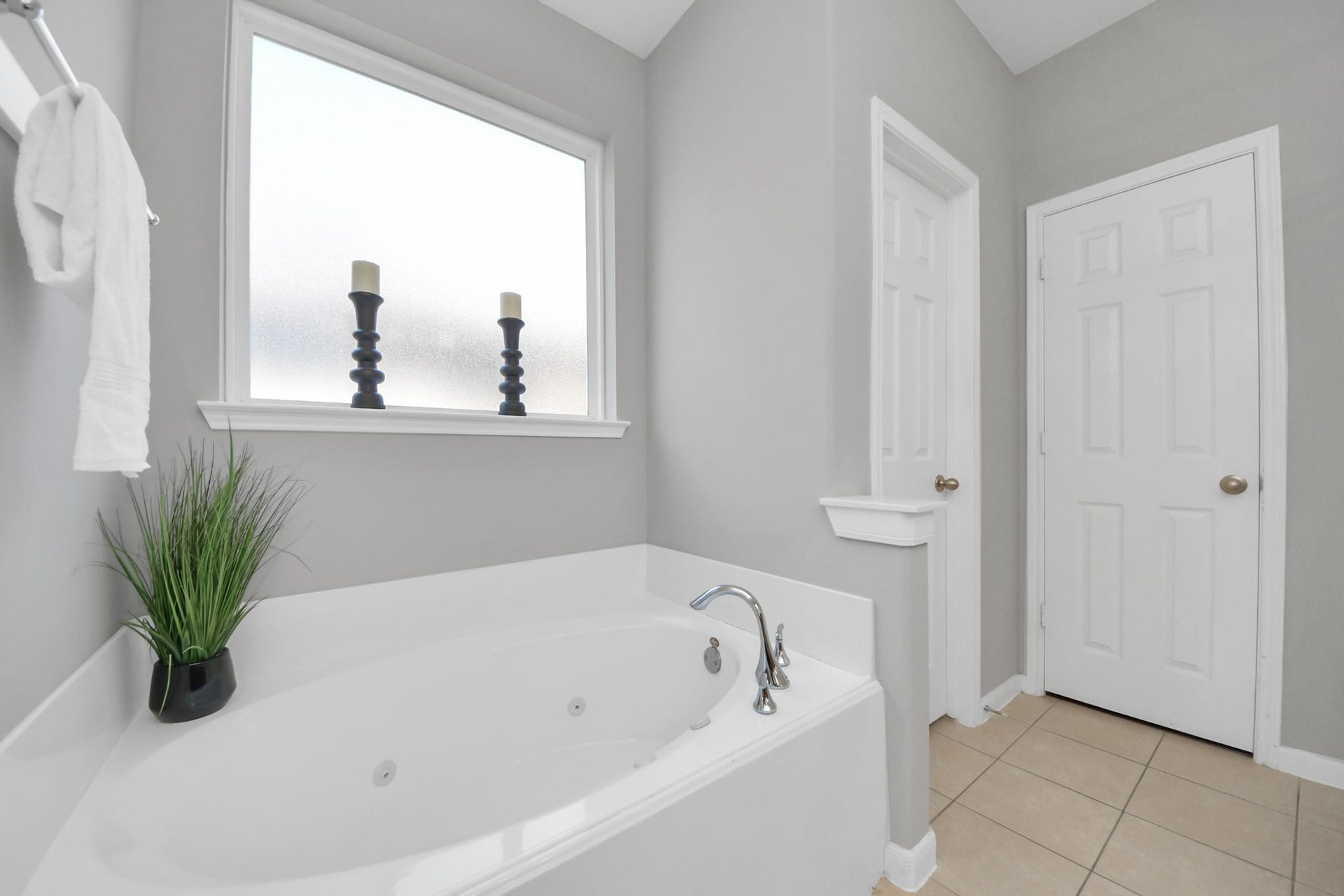 6114 Hollydale Ridge Lane, Katy, TX 77494 Relax in the jetted tub