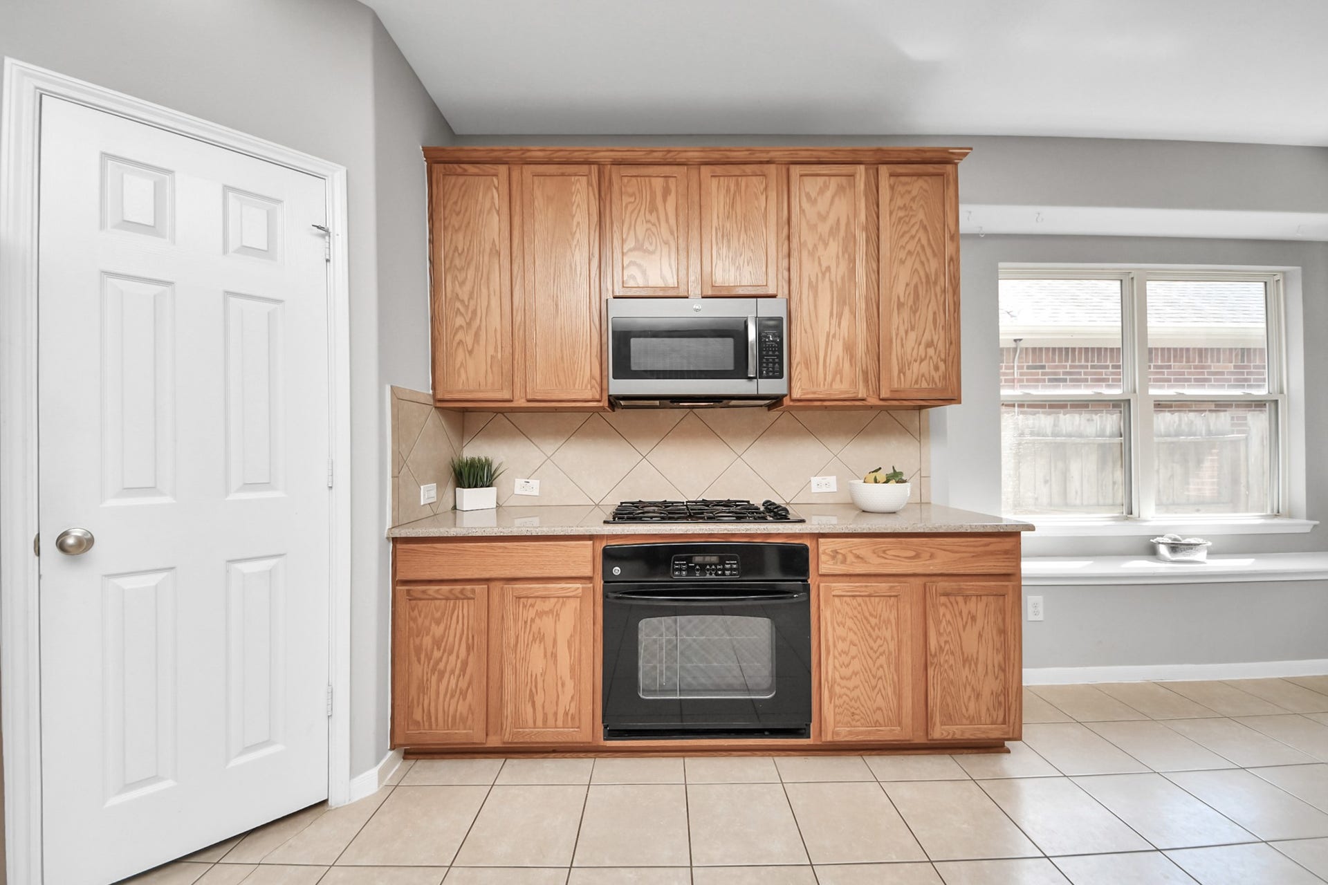 6114 Hollydale Ridge Lane, Katy, TX 77494 Gas cooktop and built in microwave