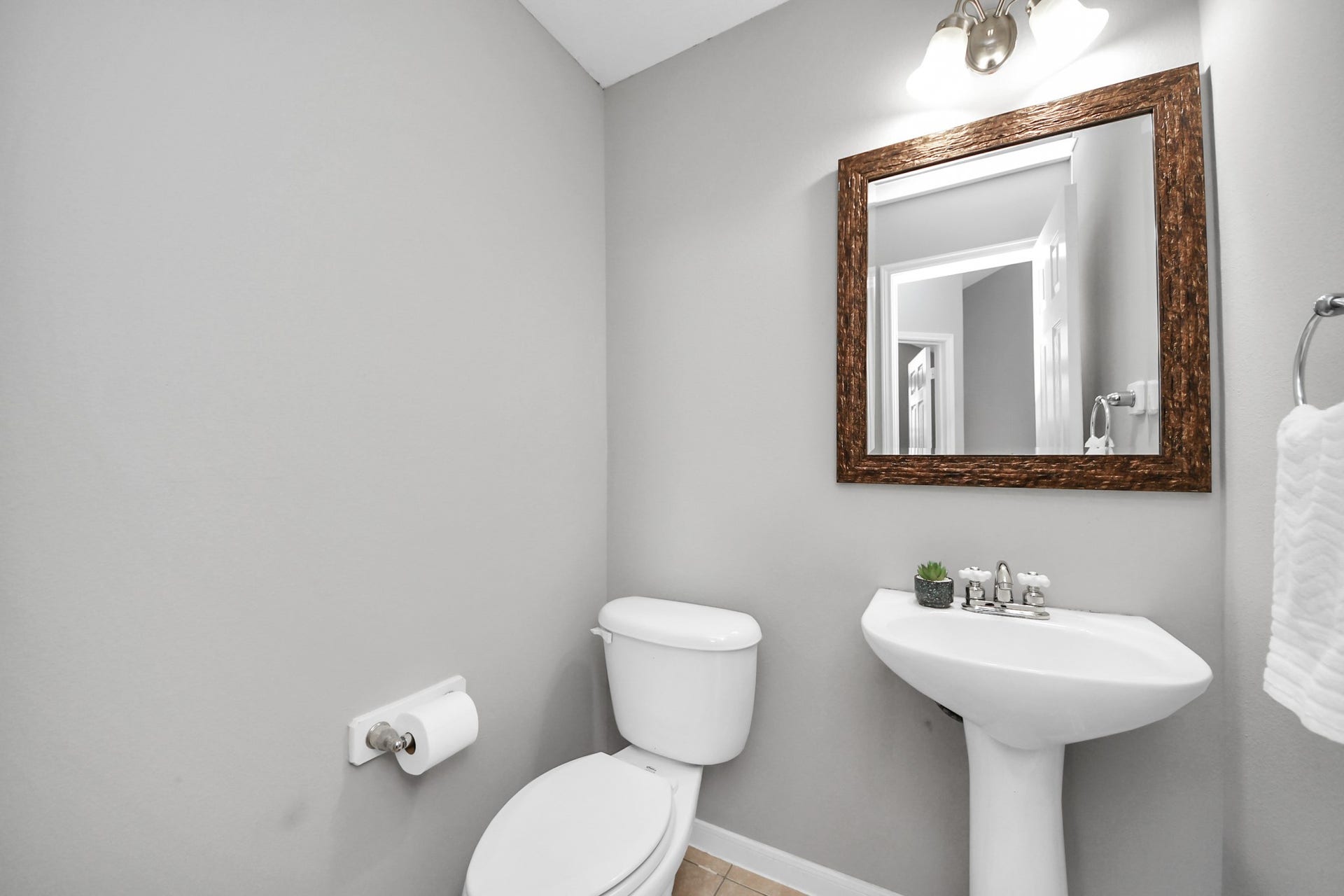 6114 Hollydale Ridge Lane, Katy, TX 77494 half bath located downstairs