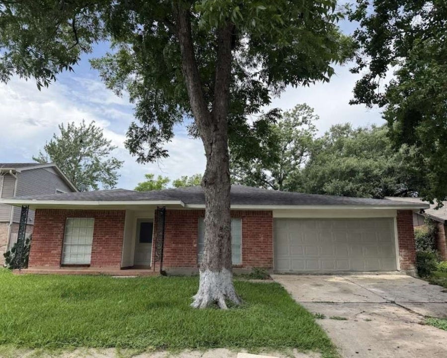 Property photo for 10422 Cedartowne Lane, Sugar Land, TX