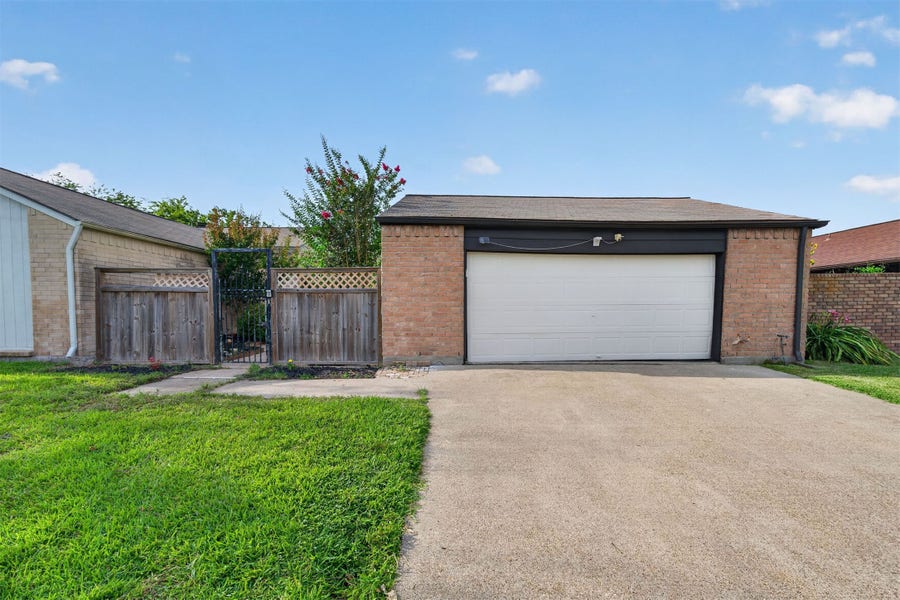 Property photo for 6 Quailwood Drive, Baytown, TX