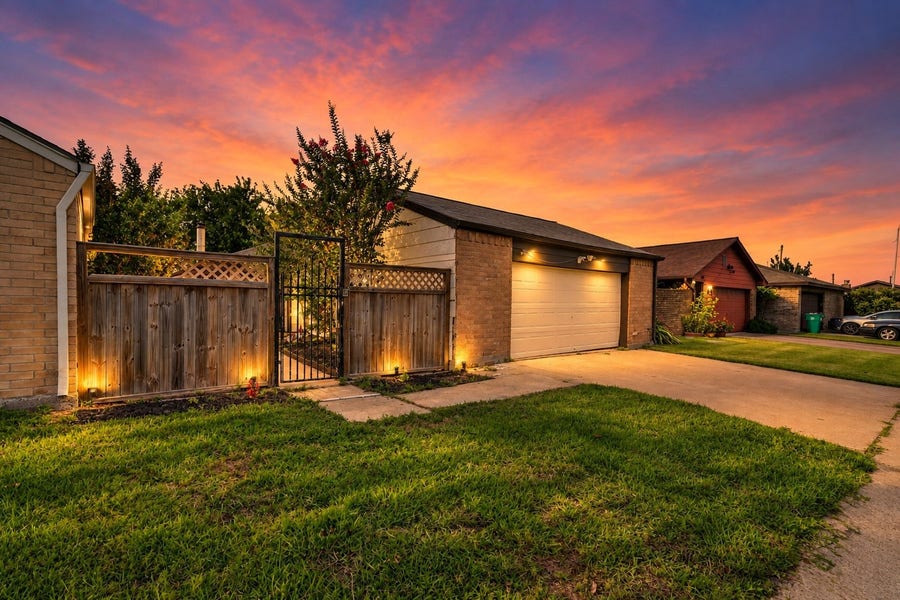 Property photo for 6 Quailwood Drive, Baytown, TX