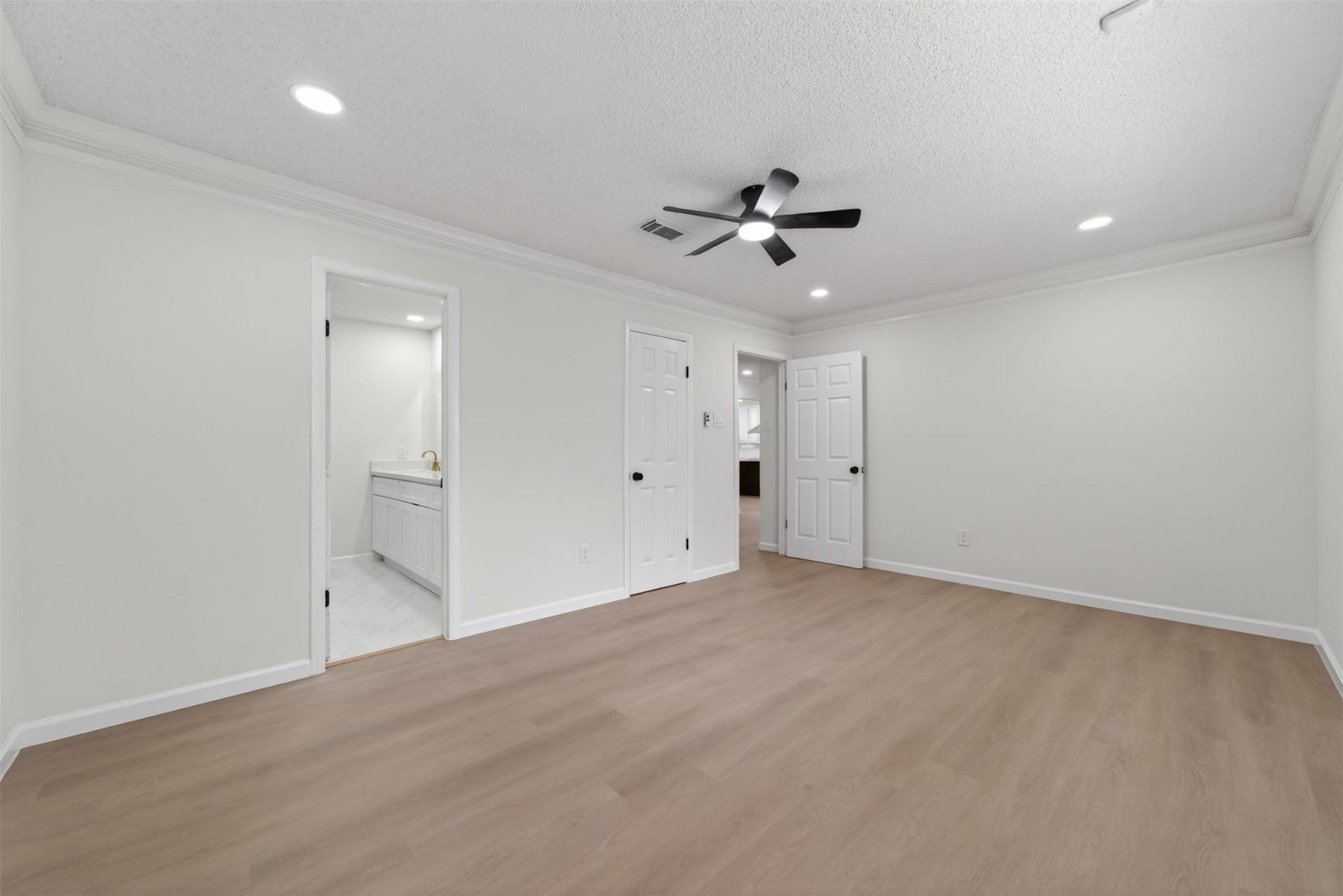 6 Quailwood Drive, Baytown, TX 77521