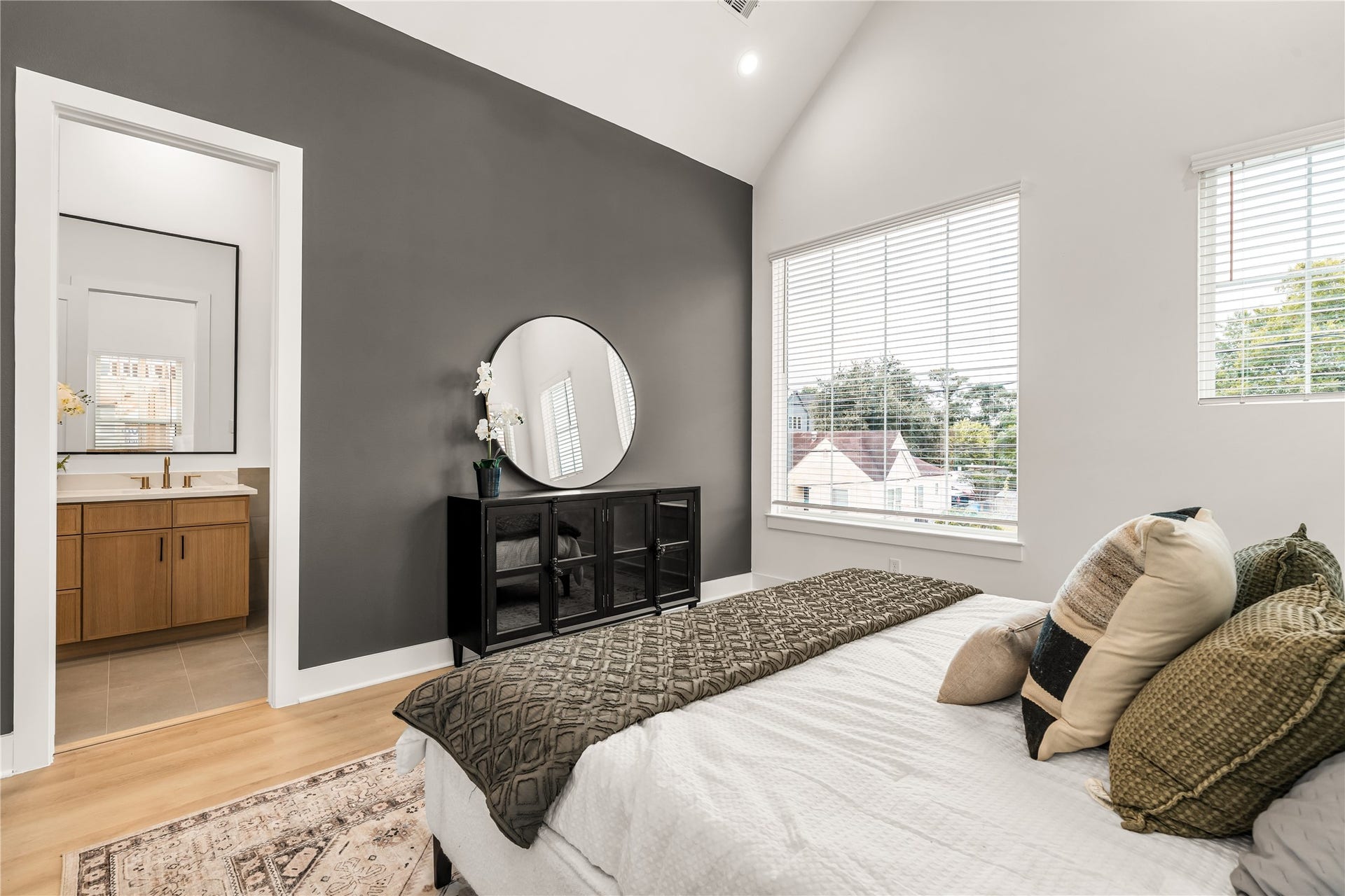 4615 Buck Street, Houston, TX 77020 Primary suite offering space for king-sized furniture and direct access to the private ensuite bath.