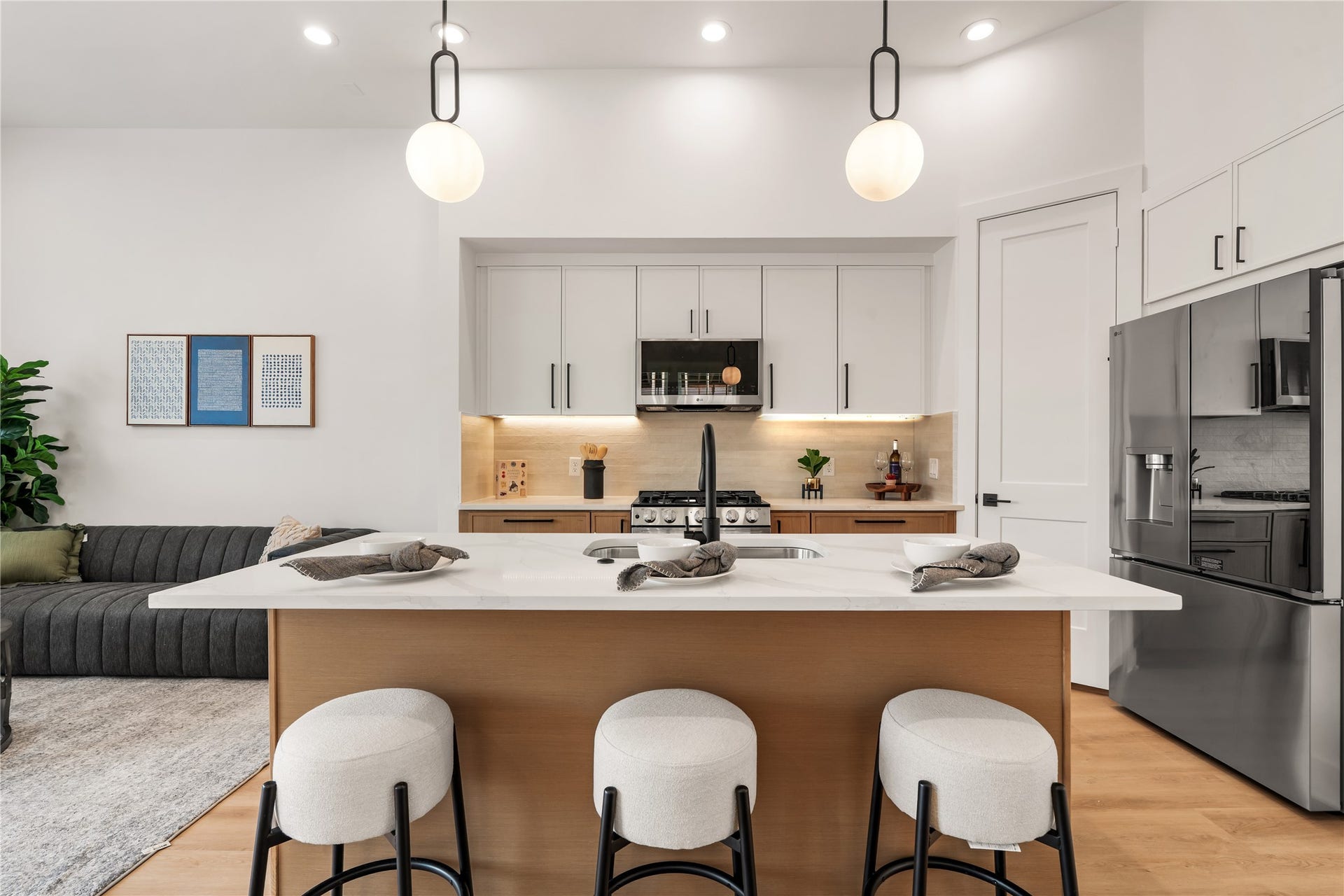 4615 Buck Street, Houston, TX 77020 Gourmet kitchen featuring a central social island with seating and an undermount sink.