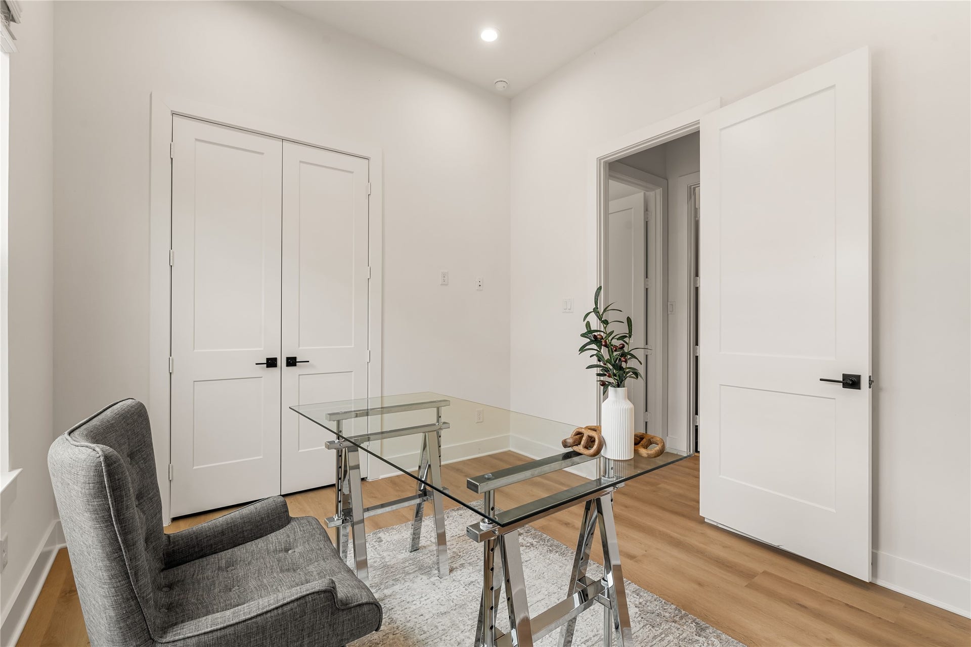 4615 Buck Street, Houston, TX 77020 Versatile flex room complete with generous closet storage and natural lighting.