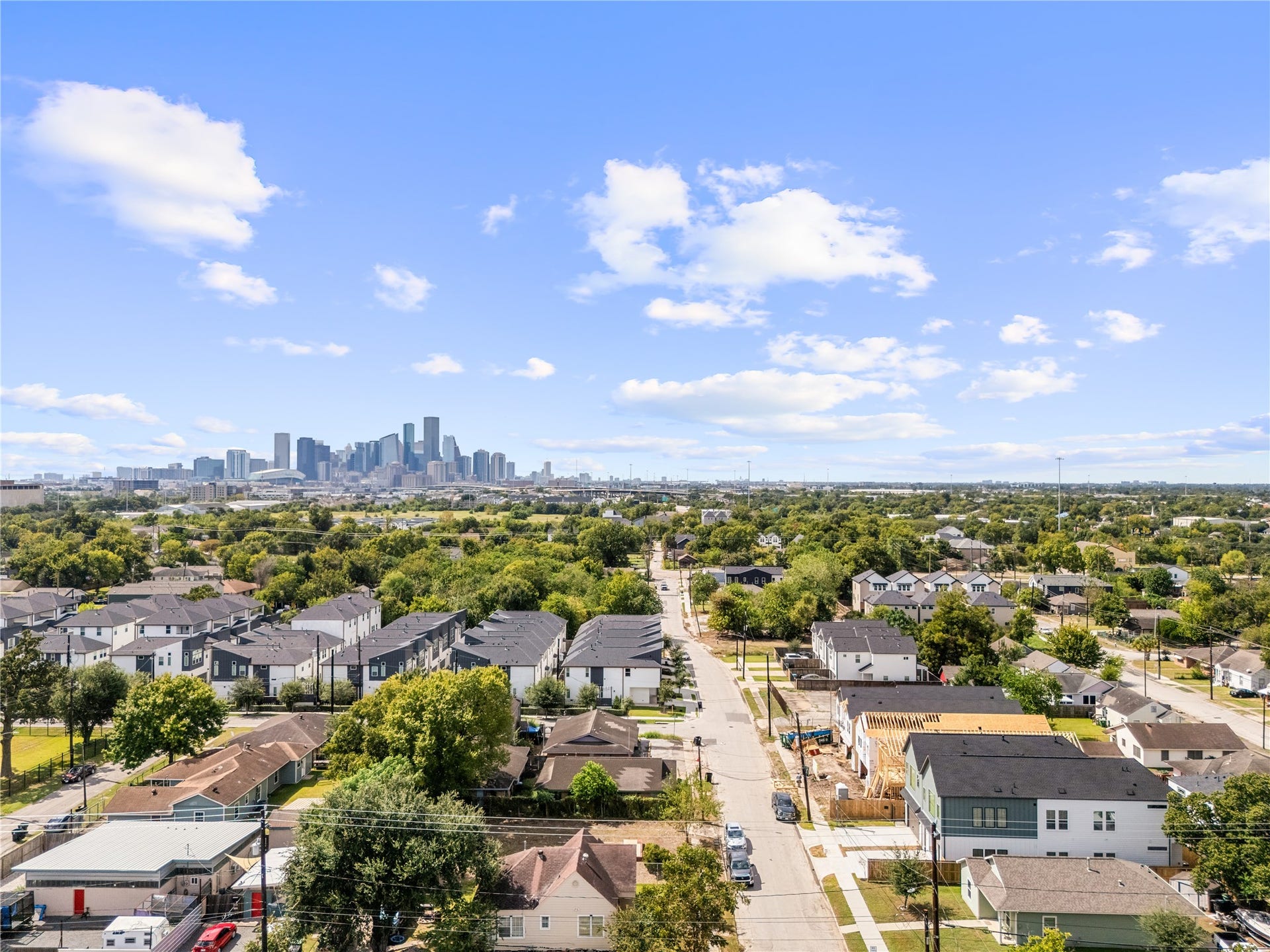 4615 Buck Street, Houston, TX 77020 Exceptional location putting you minutes from the energy and convenience of Downtown.