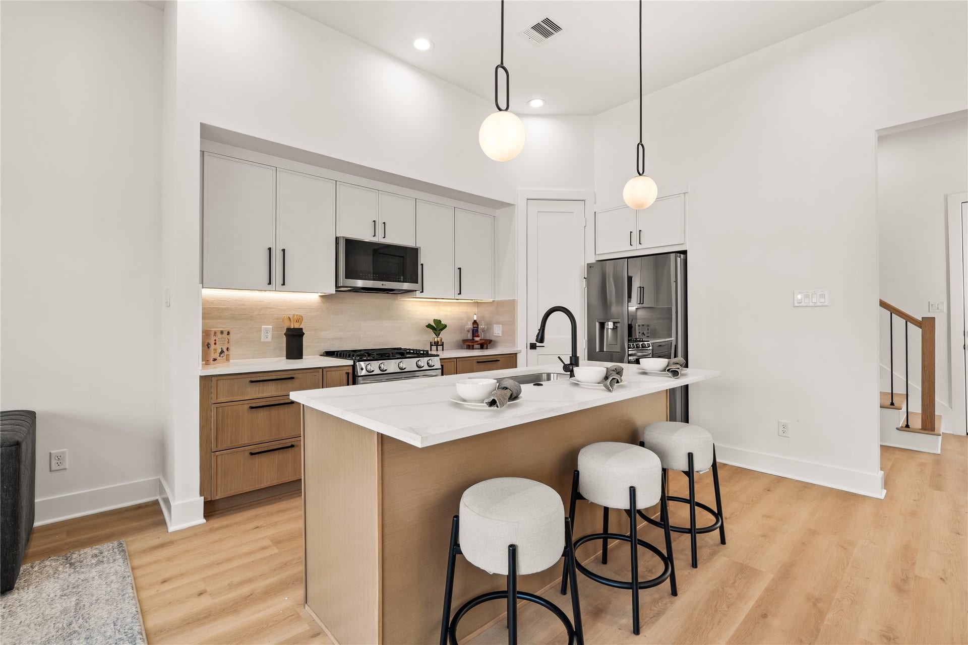 4615 Buck Street, Houston, TX 77020 Chef-inspired culinary space equipped with gas cooking, soft-close storage, and task lighting.