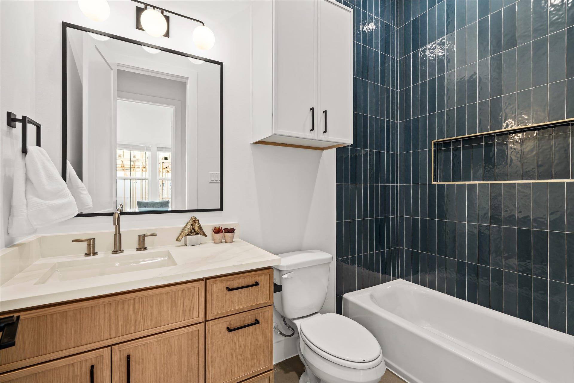 4615 Buck Street, Houston, TX 77020 Convenient upper-level full bath serving the secondary bedrooms.