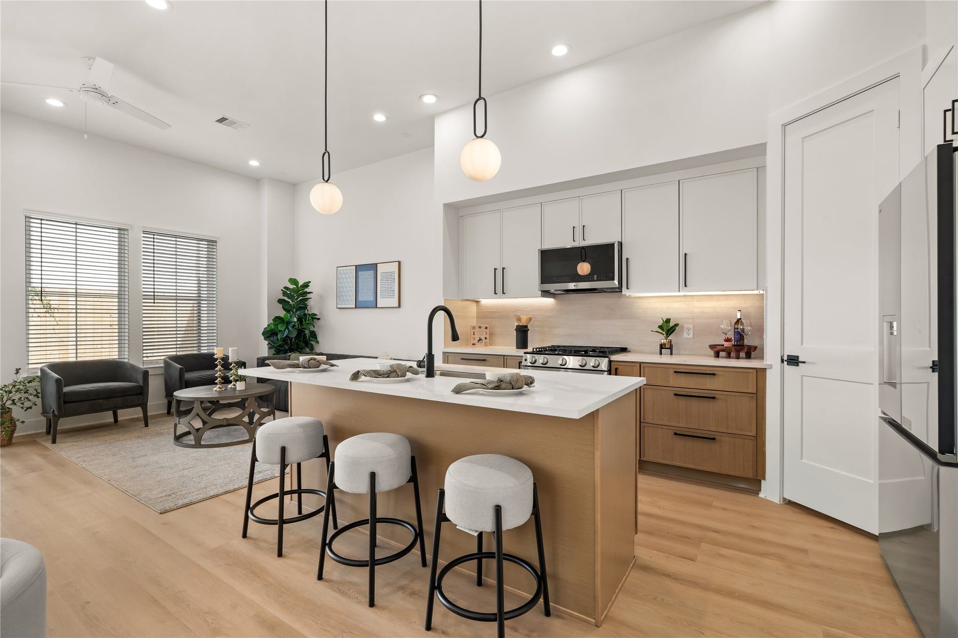 4615 Buck Street, Houston, TX 77020 First floor living with 11 foot ceilings! Gourmet kitchen centered around a social island with seating and quartz countertops.