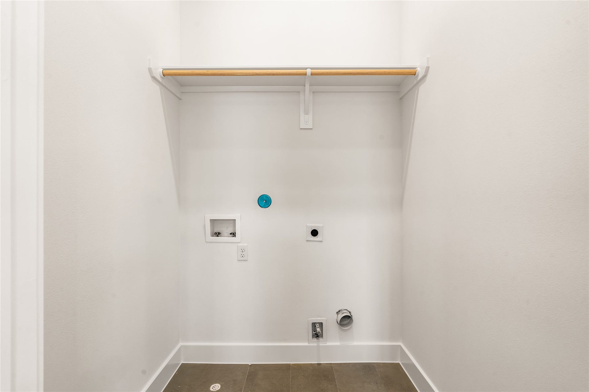 4615 Buck Street, Houston, TX 77020 Dedicated laundry room equipped with a hanging rod and full-size hookups.