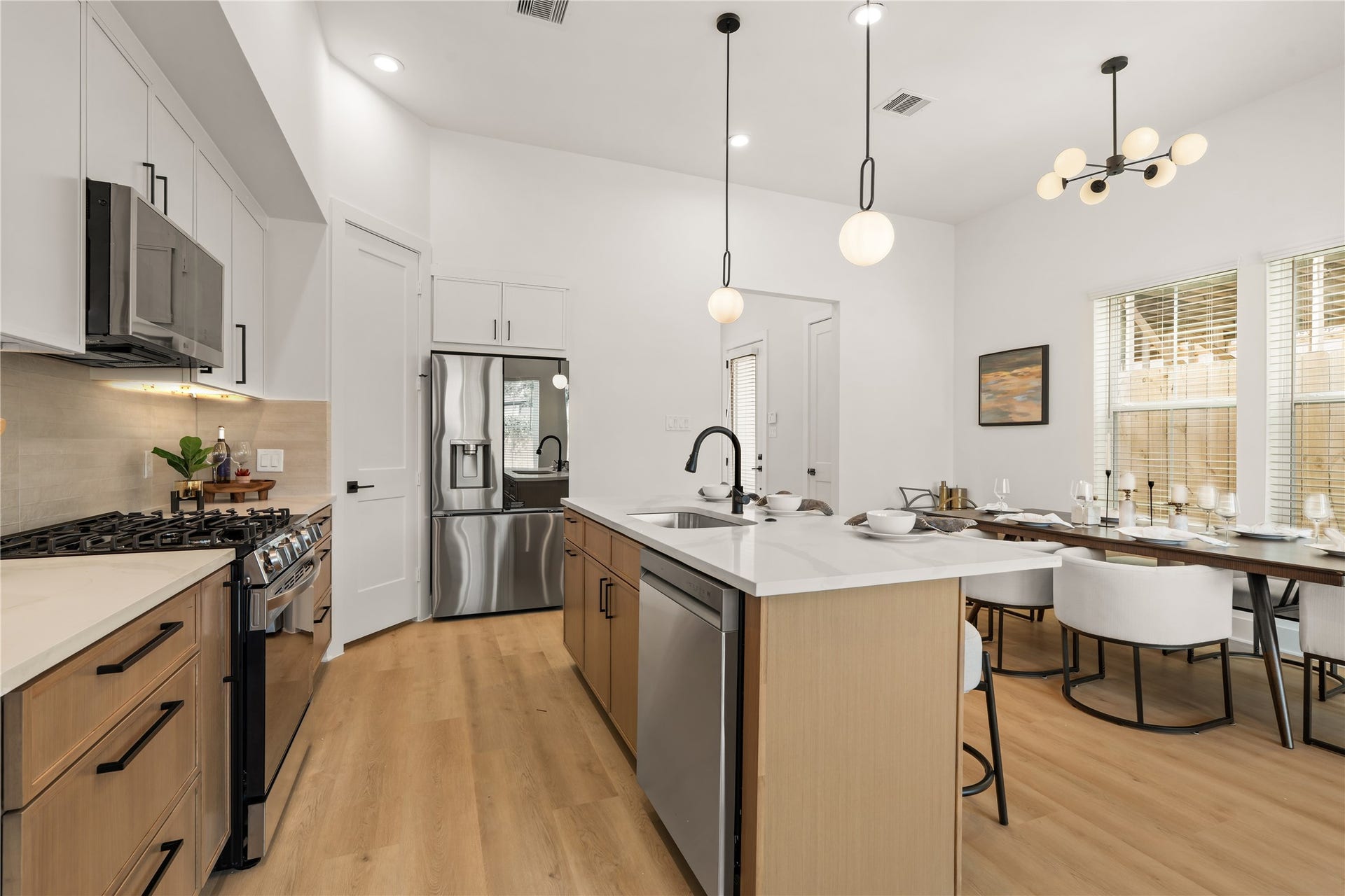 4615 Buck Street, Houston, TX 77020 Fluid living floor designed for easy day-to-day comfort and entertaining guests.