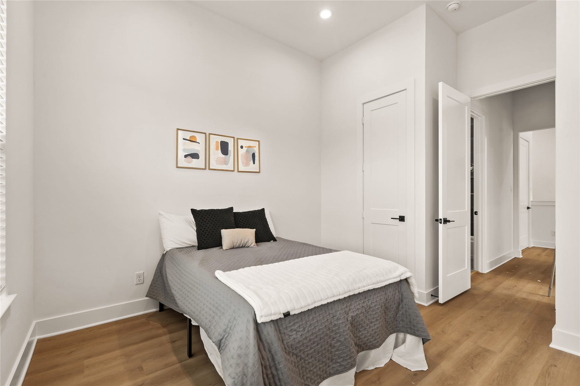 4615 Buck Street, Houston, TX 77020 Restful guest bedroom layout providing quiet privacy and generous closet space.