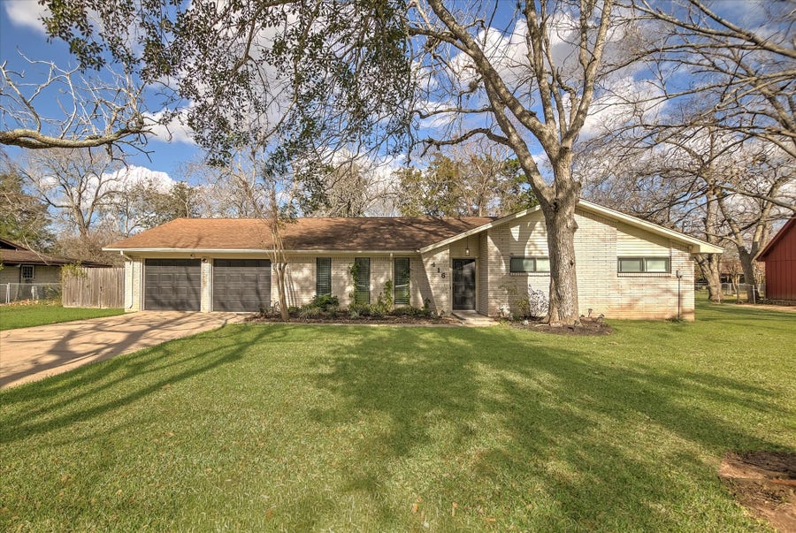 Property photo for 416 Southern Oaks Drive, Lake Jackson, TX