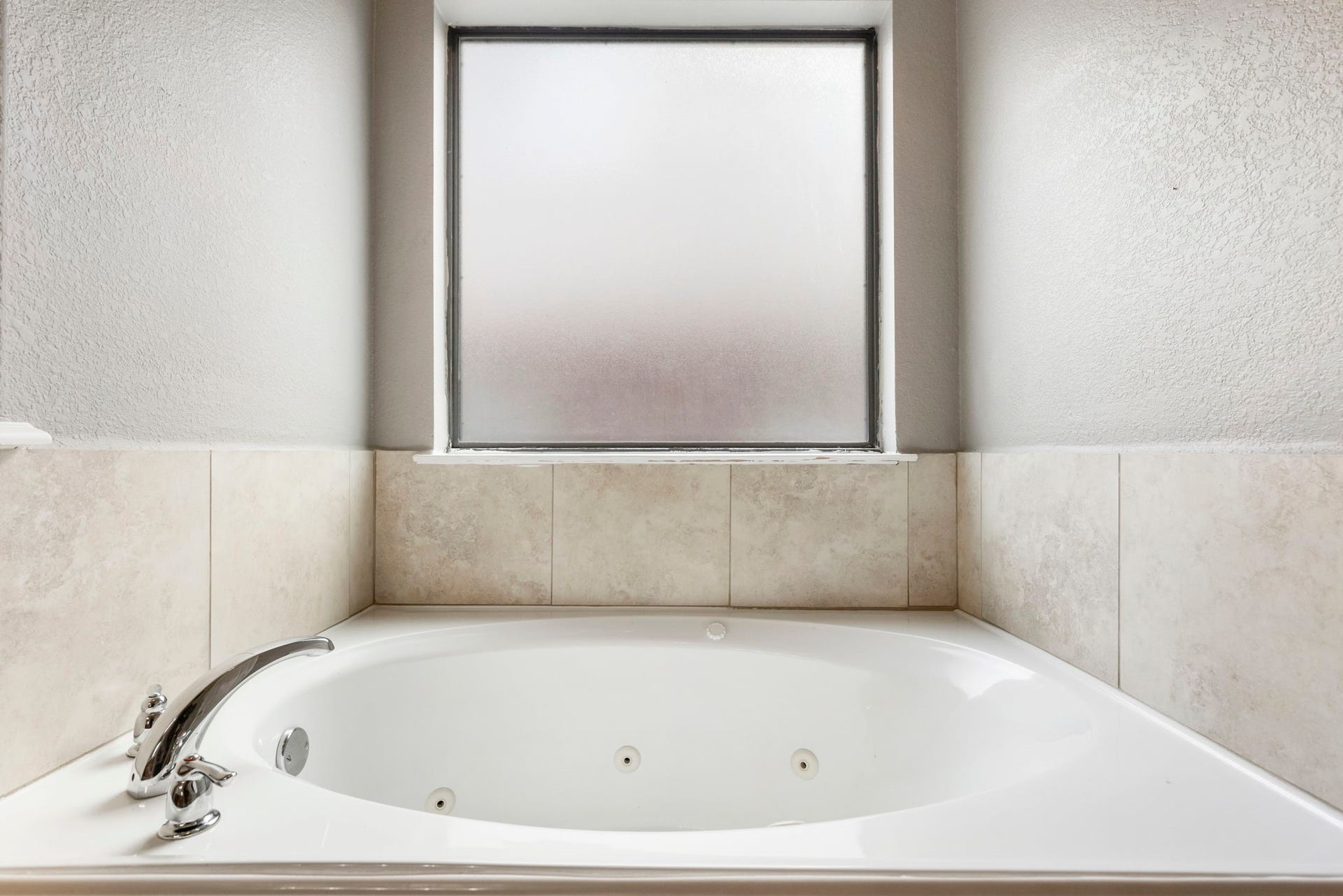 8022 N Tarrytown Crossing Drive, Conroe, TX 77304 Luxuriate in the spacious primary bathroom featuring a serene jetted tub, perfect for relaxation.