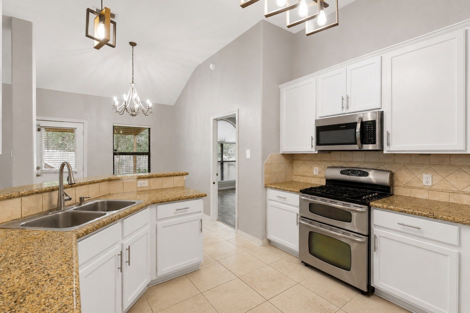 8022 N Tarrytown Crossing Drive, Conroe, TX 77304 KITCHEN