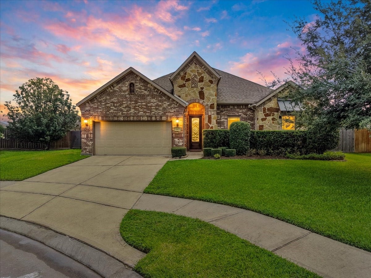 1413 Coffee Mill Court, League City, TX 77573 Welcome to this stunning and immaculately maintained single-story retreat nestled on a 0.23-acre cul-de-sac lot with a sparkling private pool and extended covered patio.