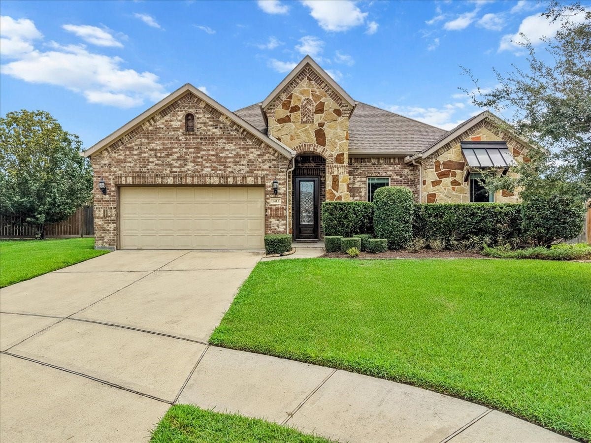 1413 Coffee Mill Court, League City, TX 77573 Welcome to this stunning and immaculately maintained single-story retreat nestled on a 0.23-acre cul-de-sac lot with a sparkling private pool and extended covered patio.