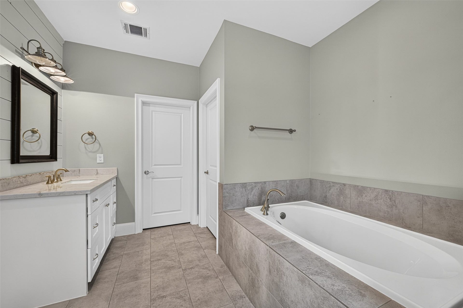 2502 Radcliffe Street, Houston, TX 77007 2502 Radcliffe Street, Houston, TX 77007