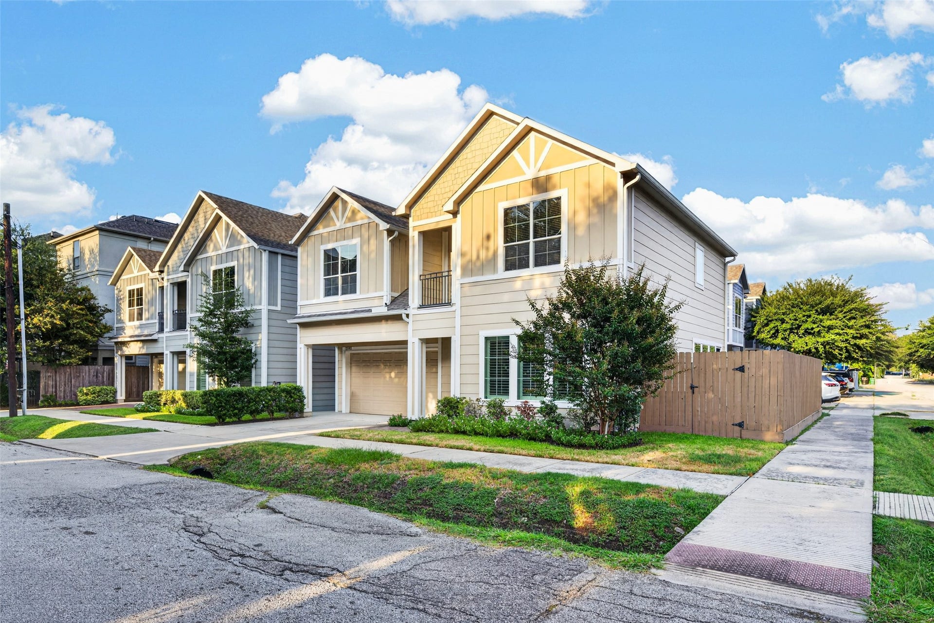 2502 Radcliffe Street, Houston, TX 77007 2502 Radcliffe Street, Houston, TX 77007