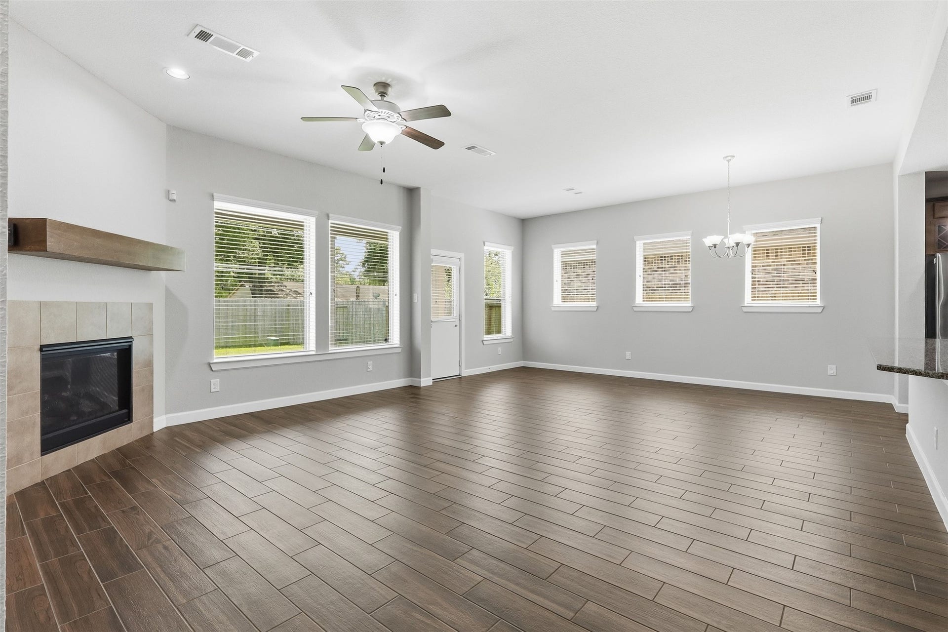 Living space/Dining