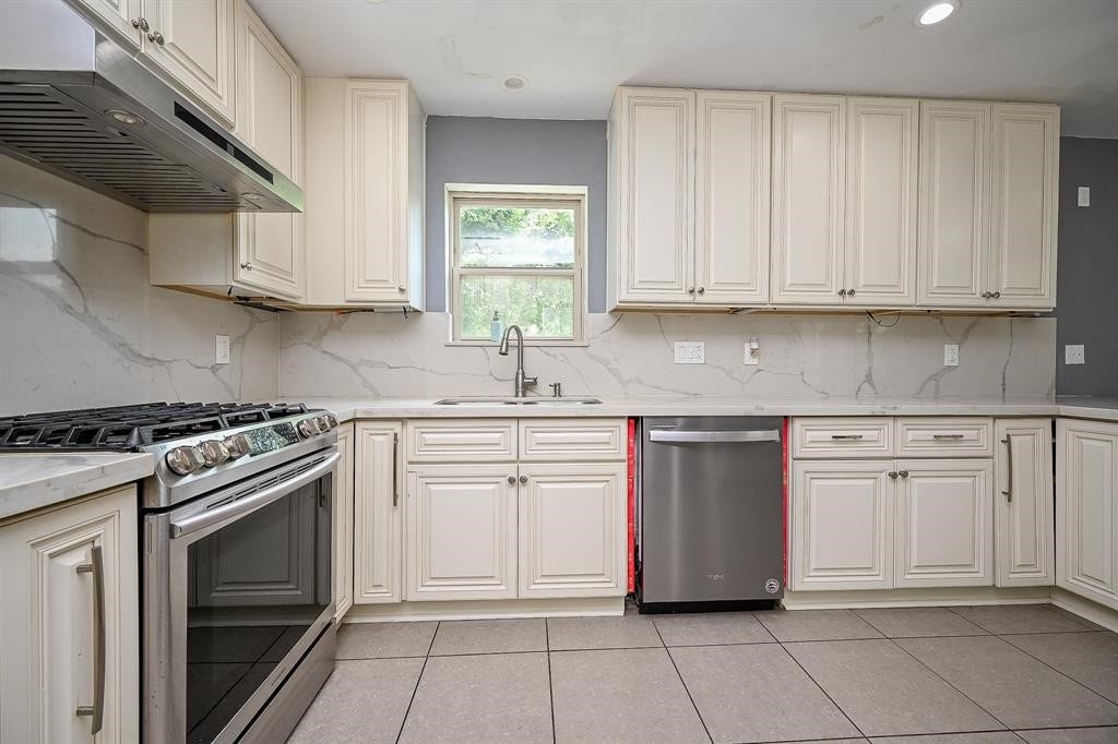 2027 Fernspray Lane, Houston, TX 77084