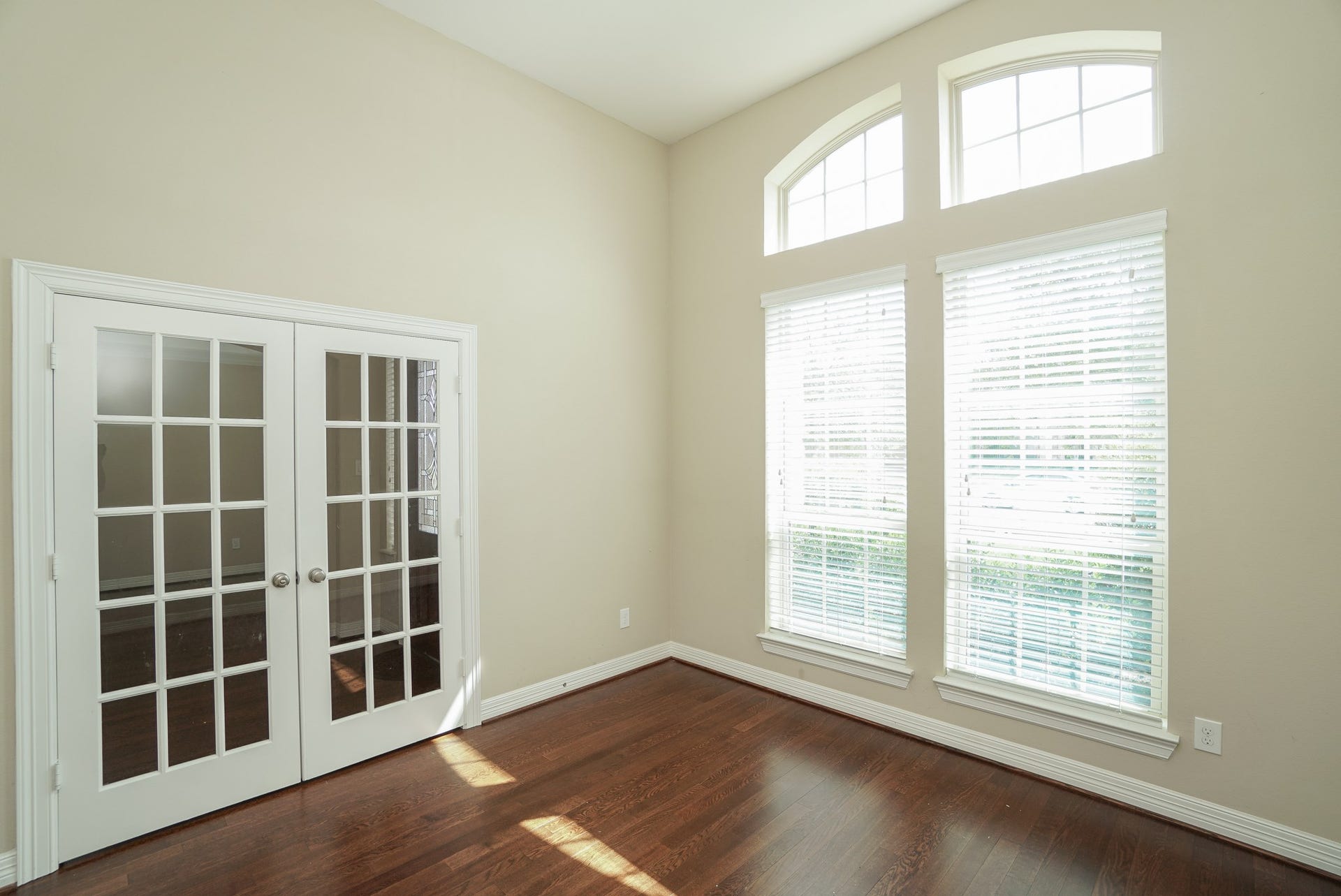 3434 Norwich Gardens Lane, Fulshear, TX 77441 Welcome to the office!! This is a great space for all your home office needs with natural light and privacy.