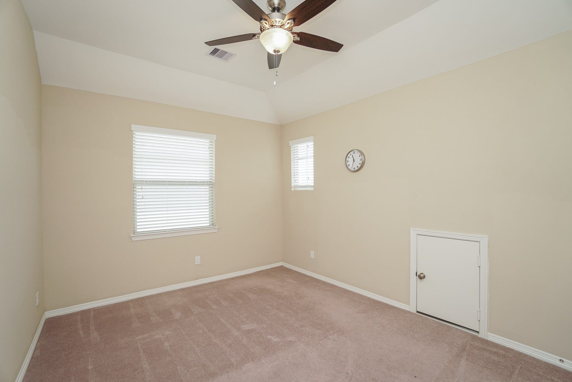 3434 Norwich Gardens Lane, Fulshear, TX 77441 This guest bedroom features a fan and has a Jack & Jill bathroom connecting the rooms.