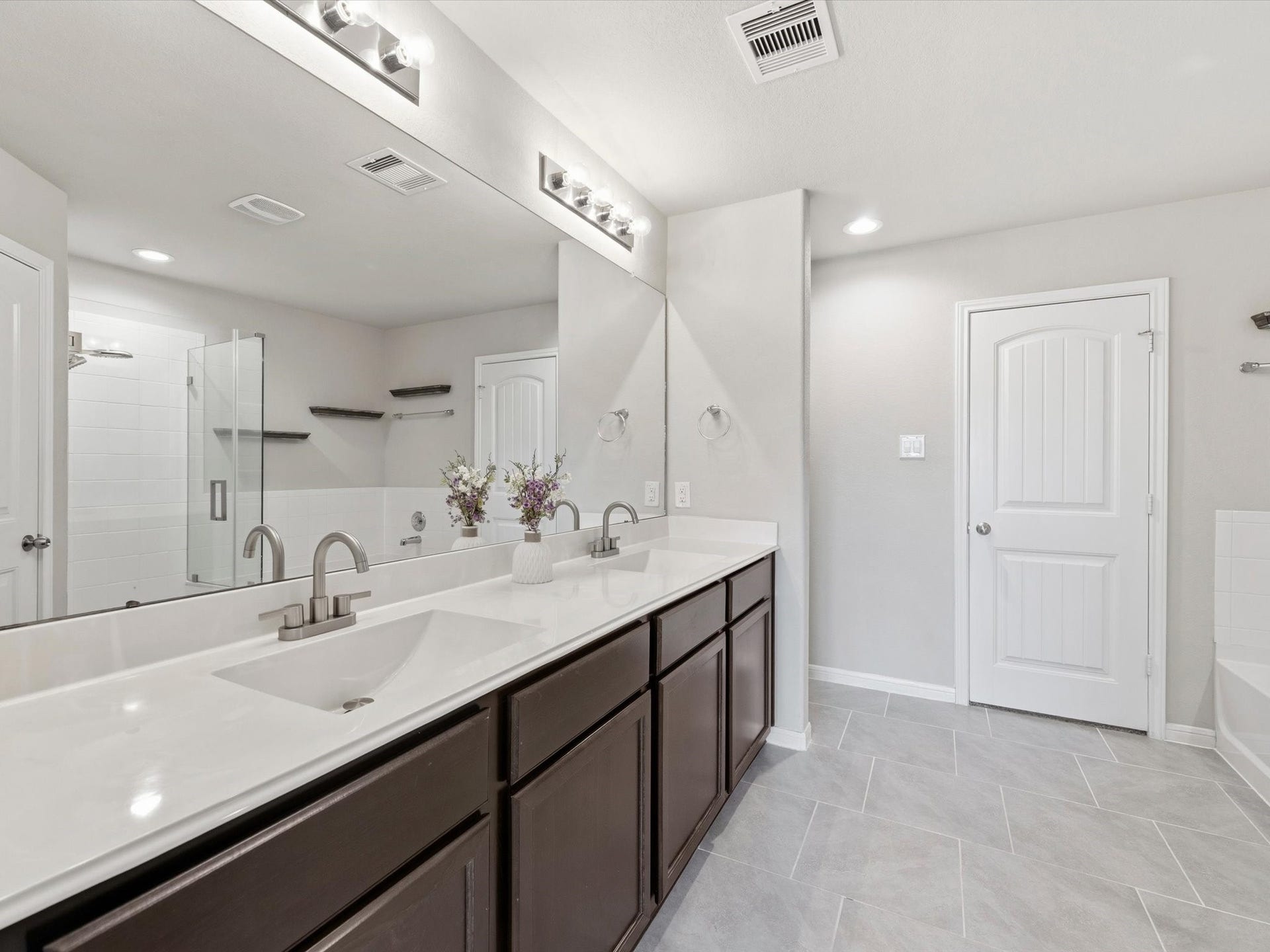 3519 Mcdonough Way, Katy, TX 77494 Spacious Primary bath. Double sinks and plenty of counter space. (VS)