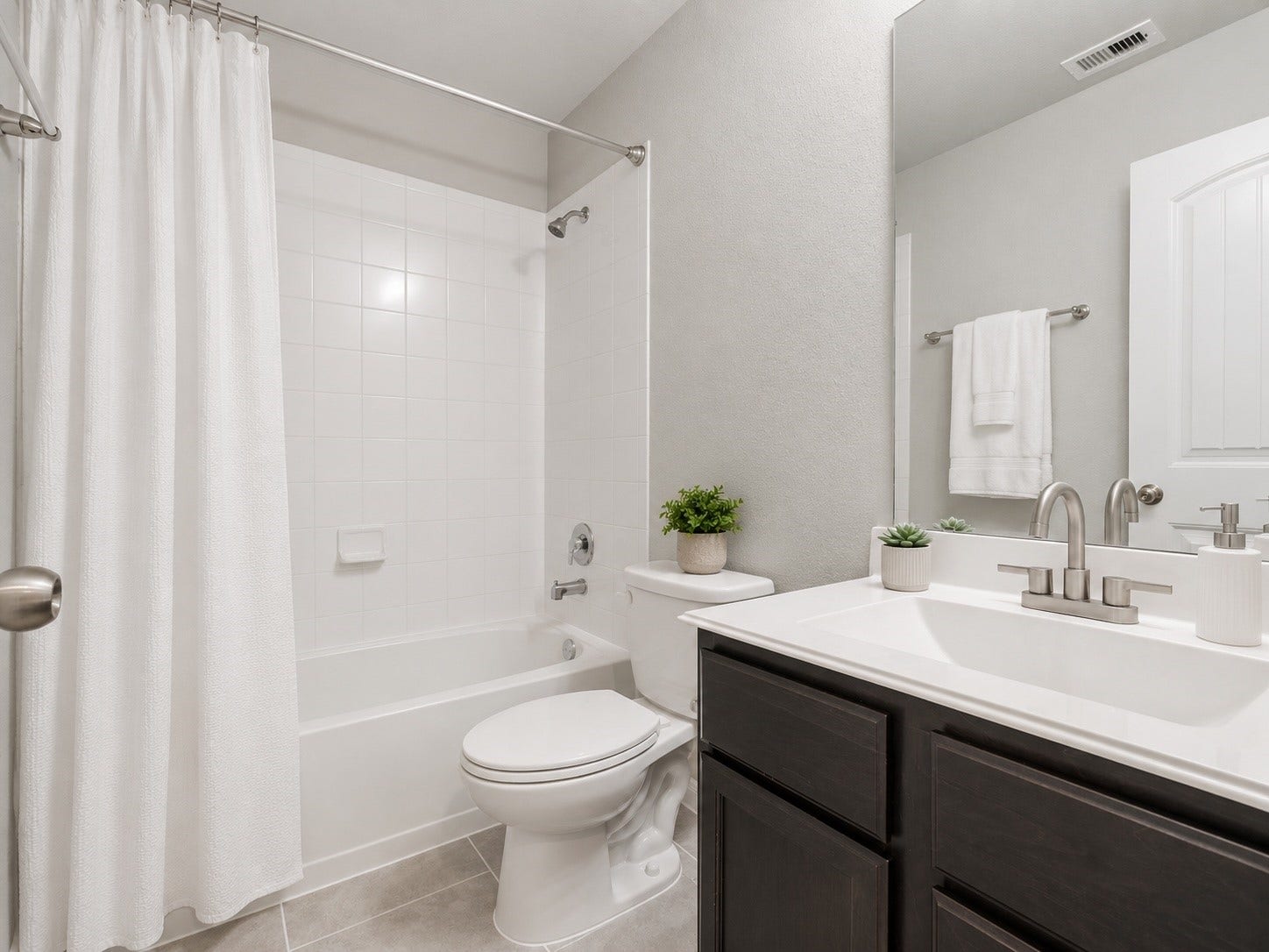 3519 Mcdonough Way, Katy, TX 77494 Hall bath for secondary bedrooms and guests. (VS)