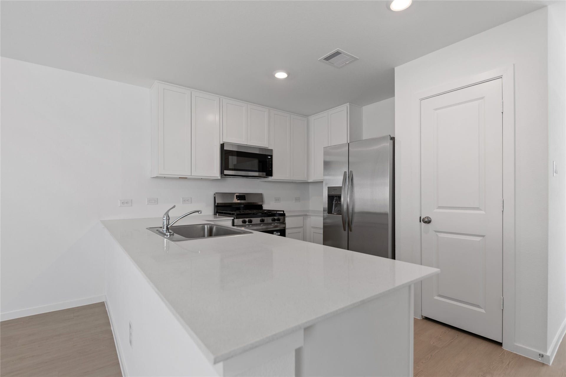 9203 Burch Eagle Court, Baytown, TX 77521 Kitchen island view