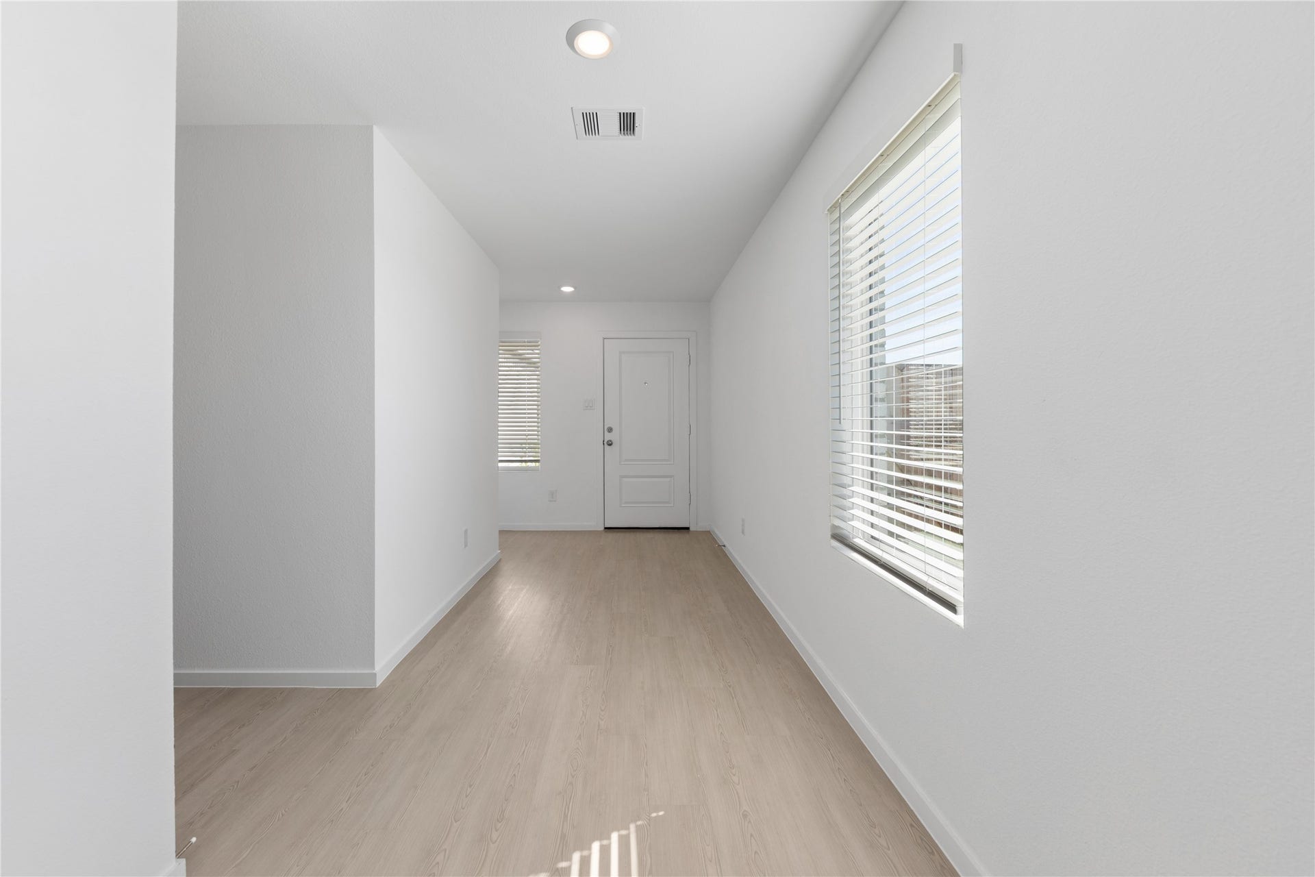 9203 Burch Eagle Court, Baytown, TX 77521 Entry Hallway