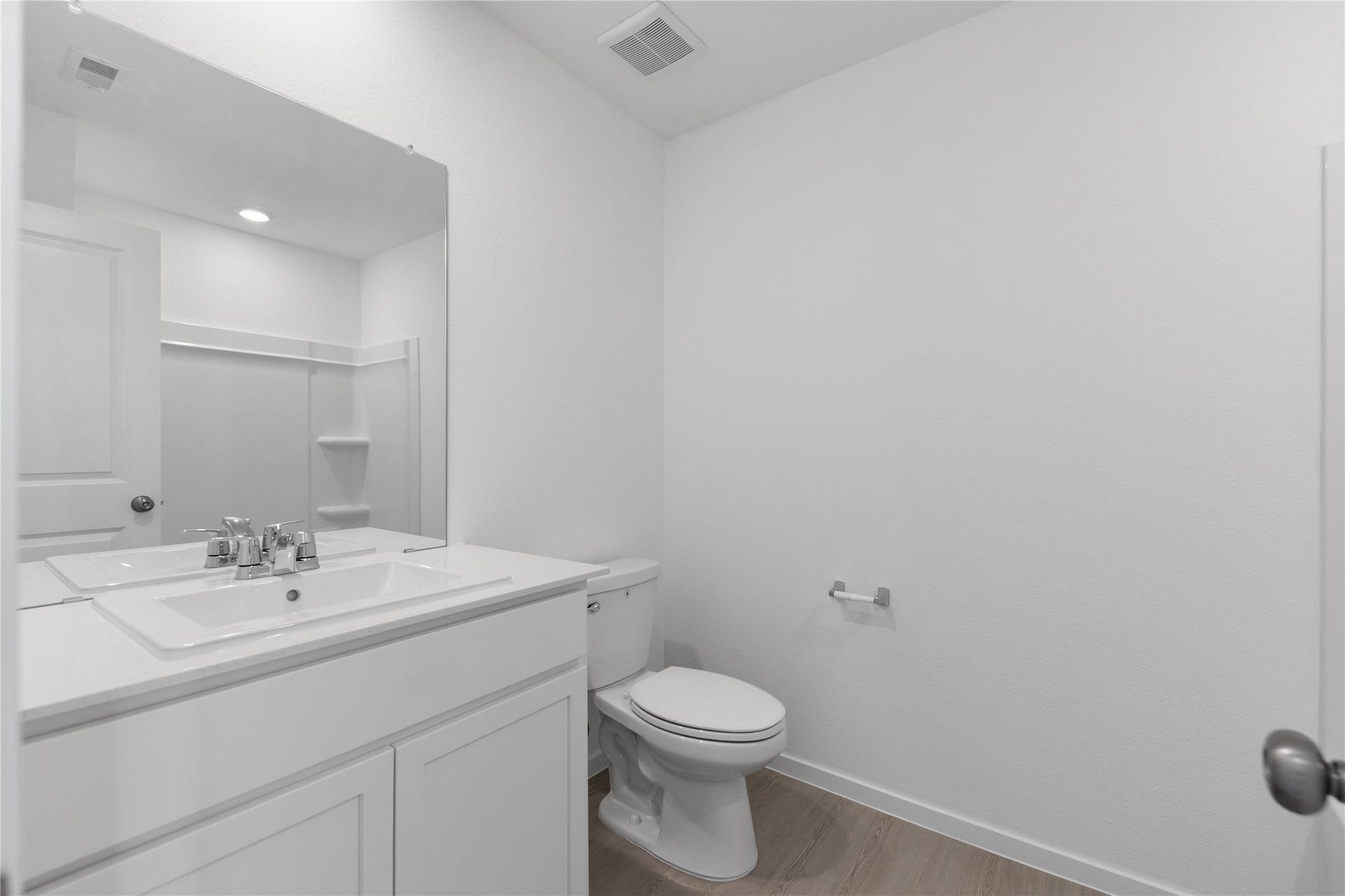 9203 Burch Eagle Court, Baytown, TX 77521 Secondary Bathroom overview