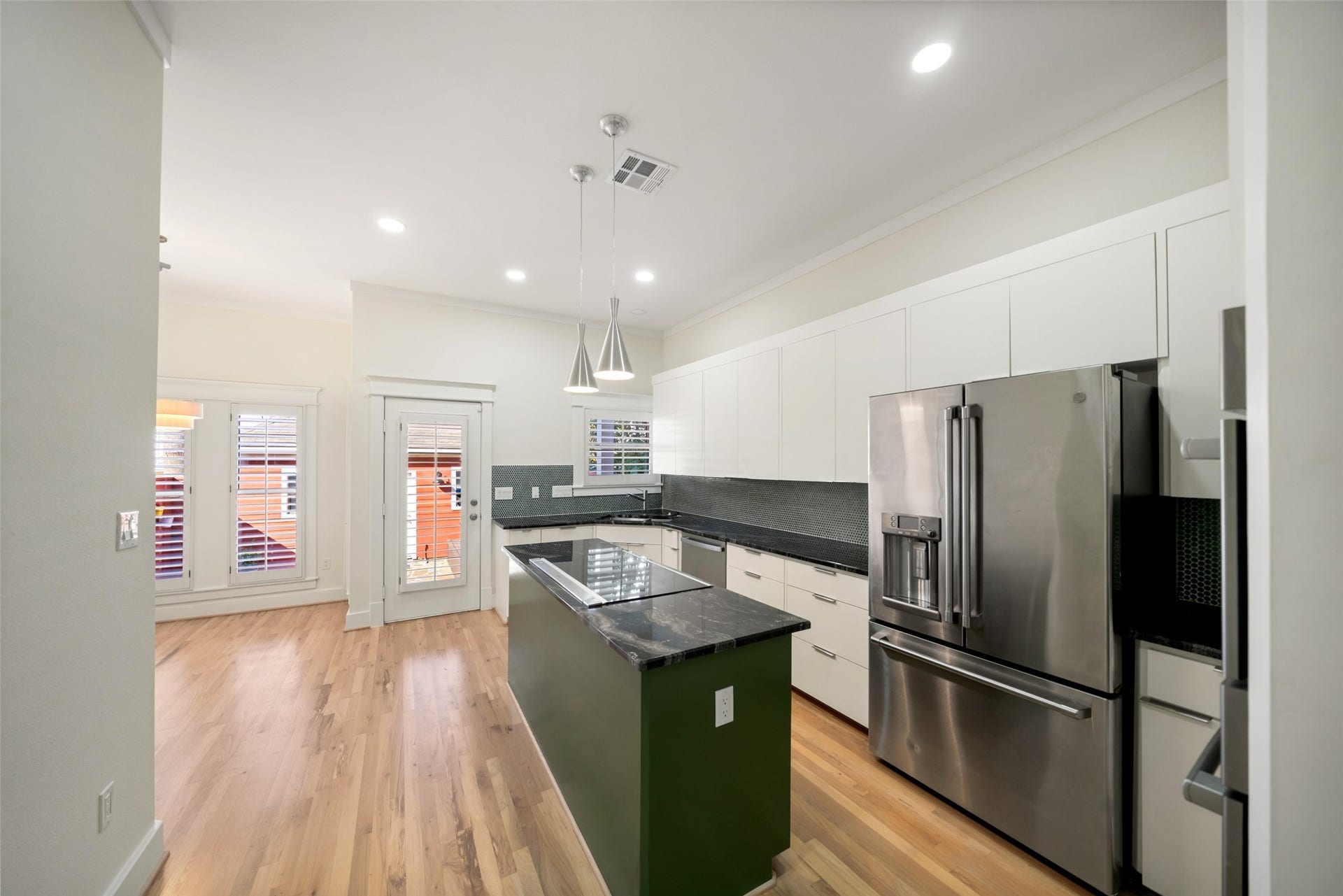 455 W 18th Street, Houston, TX 77008 tainless steel appliances, generous cabinetry, and thoughtful details enhance this inviting kitchen.