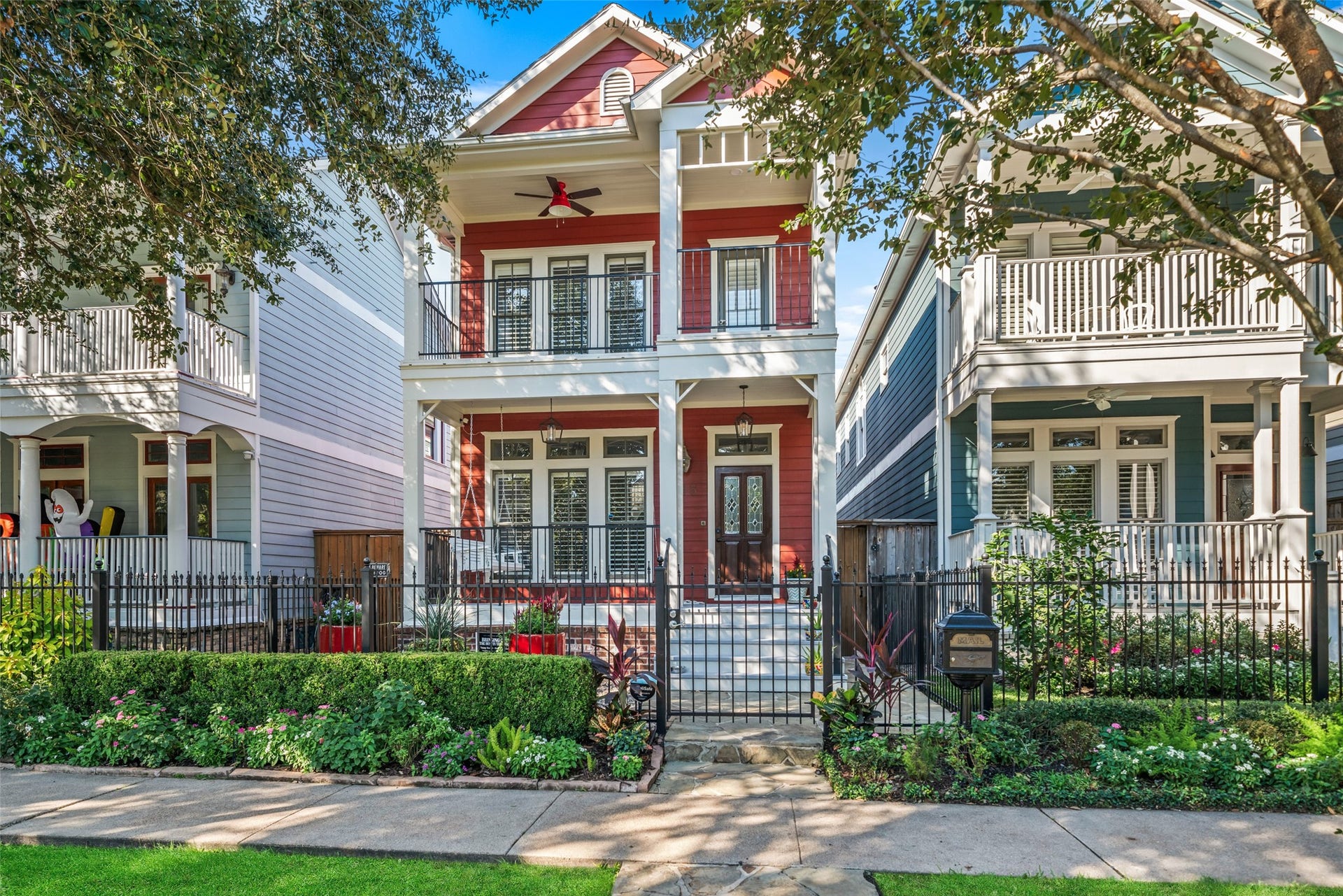 455 W 18th Street, Houston, TX 77008 Discover the Heights Hike & Bike Trail nearby, connecting you to the neighborhood's active lifestyle.