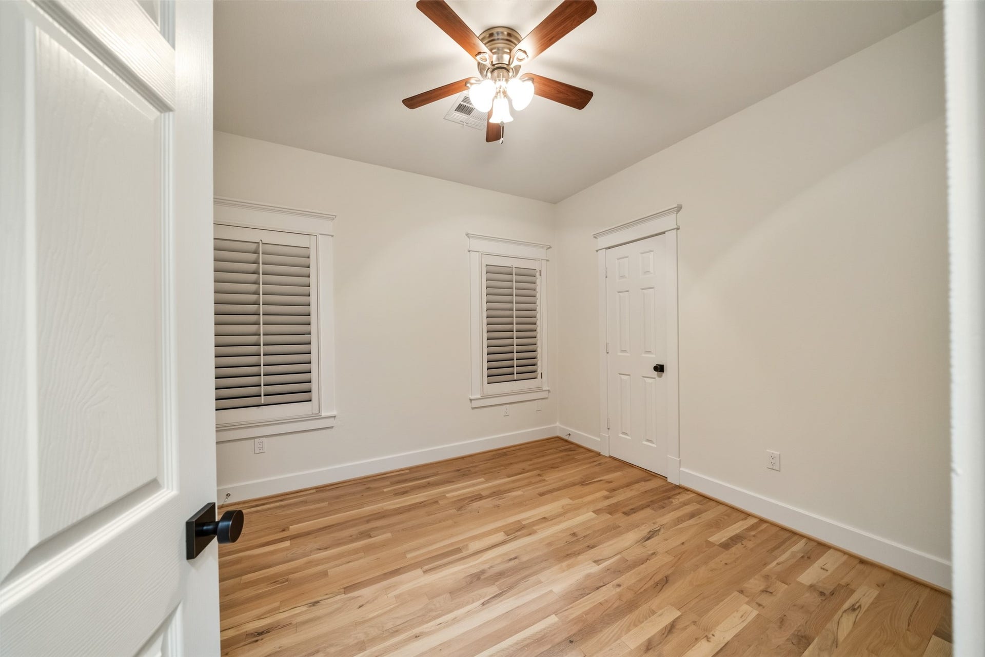 455 W 18th Street, Houston, TX 77008 A bright and versatile bedroom ideal for family, guests, or personal use.