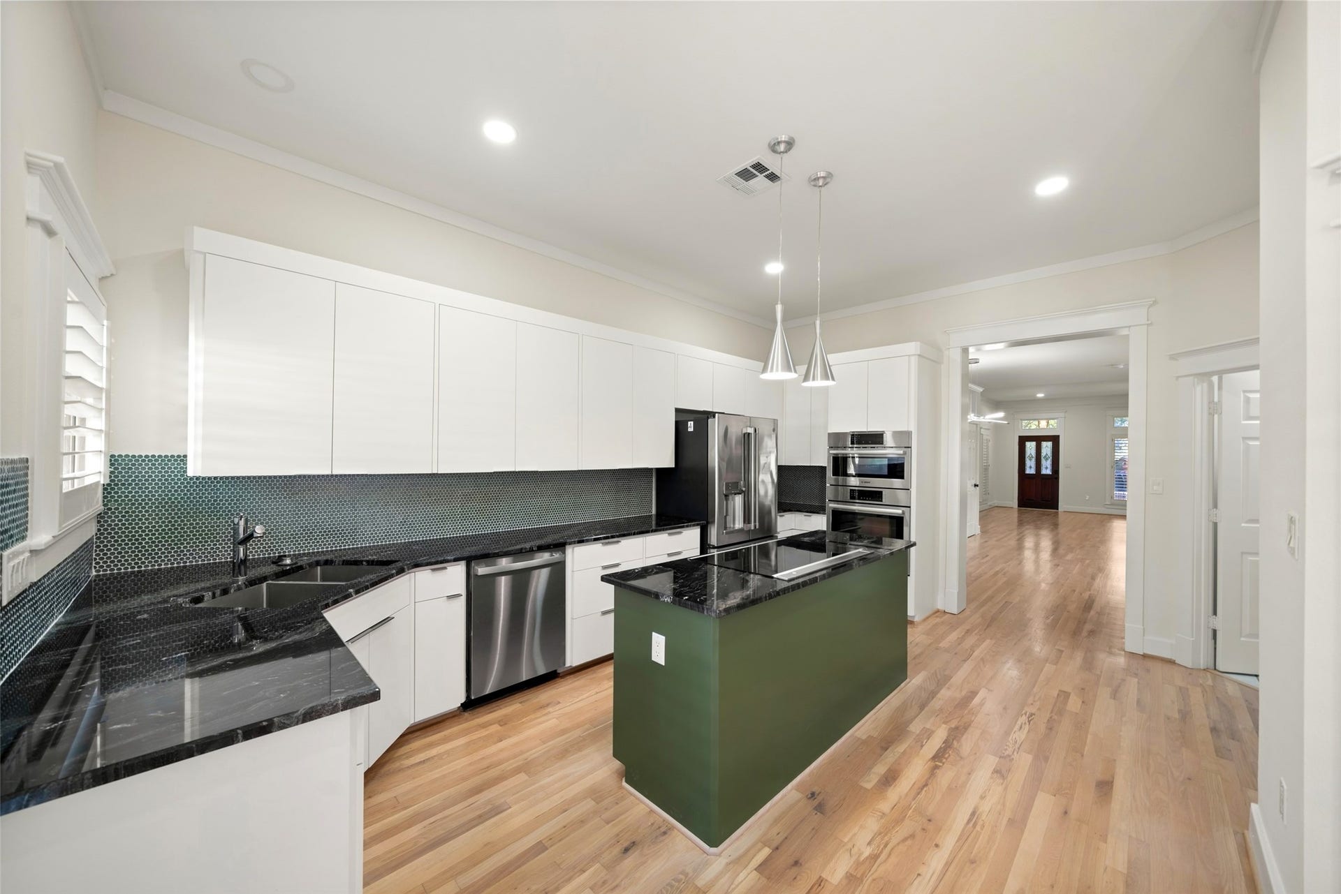 455 W 18th Street, Houston, TX 77008 A designer-accented island creates a stunning centerpiece for cooking, gathering, and entertaining.