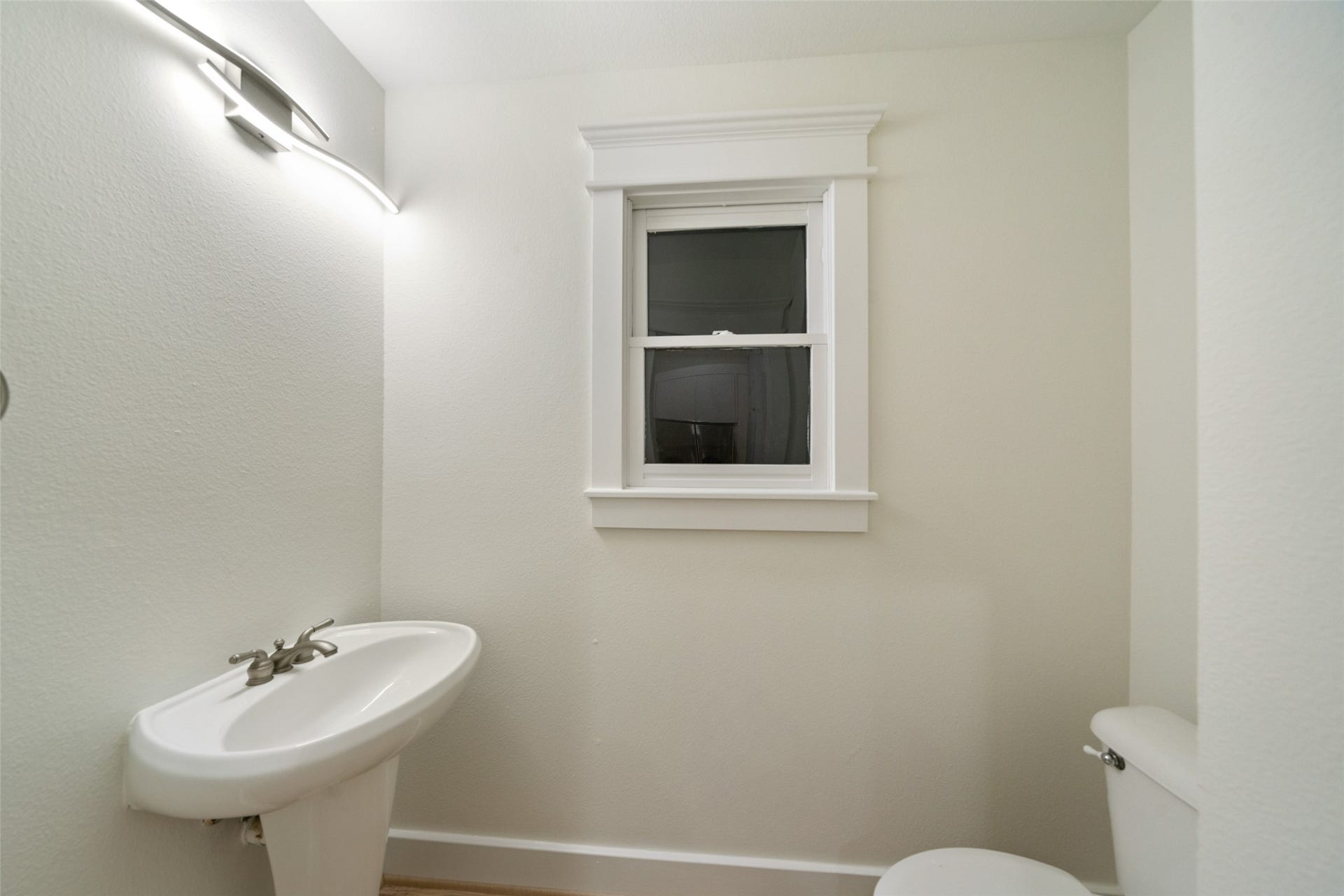 455 W 18th Street, Houston, TX 77008 A convenient main-level powder room adds comfort for guests and everyday living.
