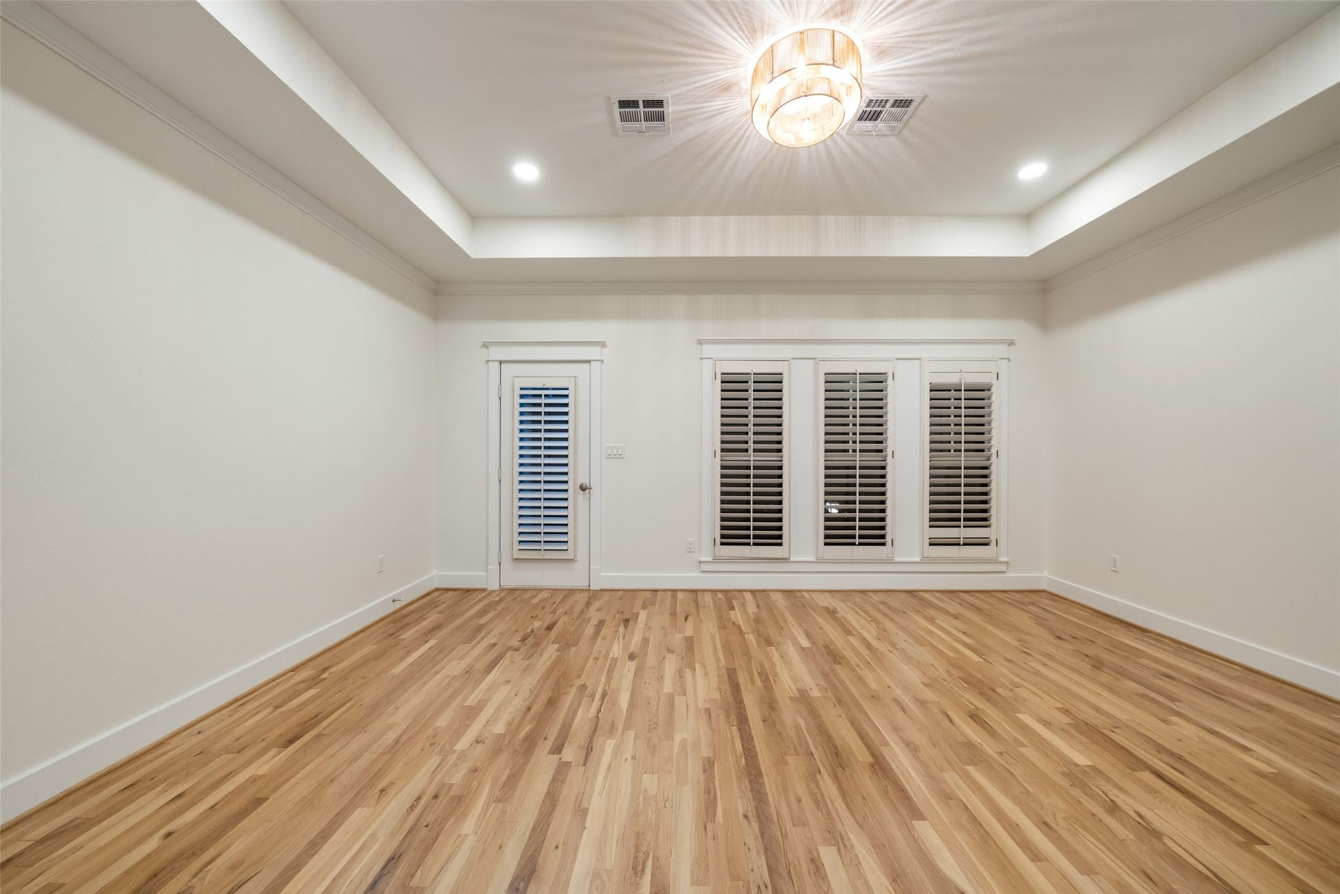 455 W 18th Street, Houston, TX 77008 A spacious primary retreat featuring beautiful wood flooring, natural light, and a calming atmosphere.