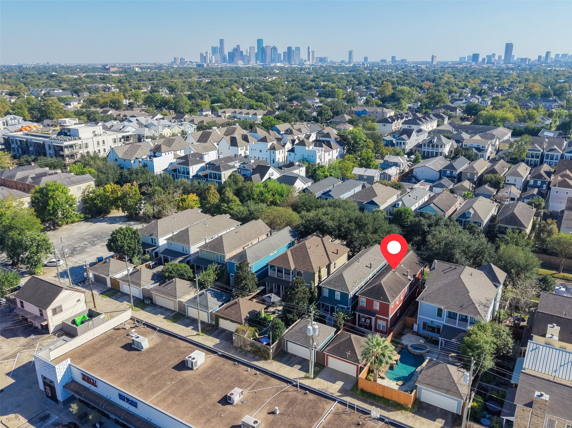 455 W 18th Street, Houston, TX 77008 Convenient alley access provides practical parking and easy entry to the detached garage.